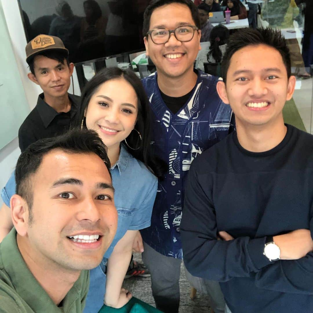 Raffi Ahmadさんのインスタグラム写真 - (Raffi AhmadInstagram)「Happy Bday @ruangguru 5 Tahun Sukses buat Bro @belvadevara dan Bro @imanusman 🙏🙏🙏 Tunggu Di Vlog kita seru banget 👍 Bangga bisa ngobrol dengan sosok muda inspiratif yang punya niat mencerdaskan anak bangsa ⭐️😍」7月15日 17時42分 - raffinagita1717