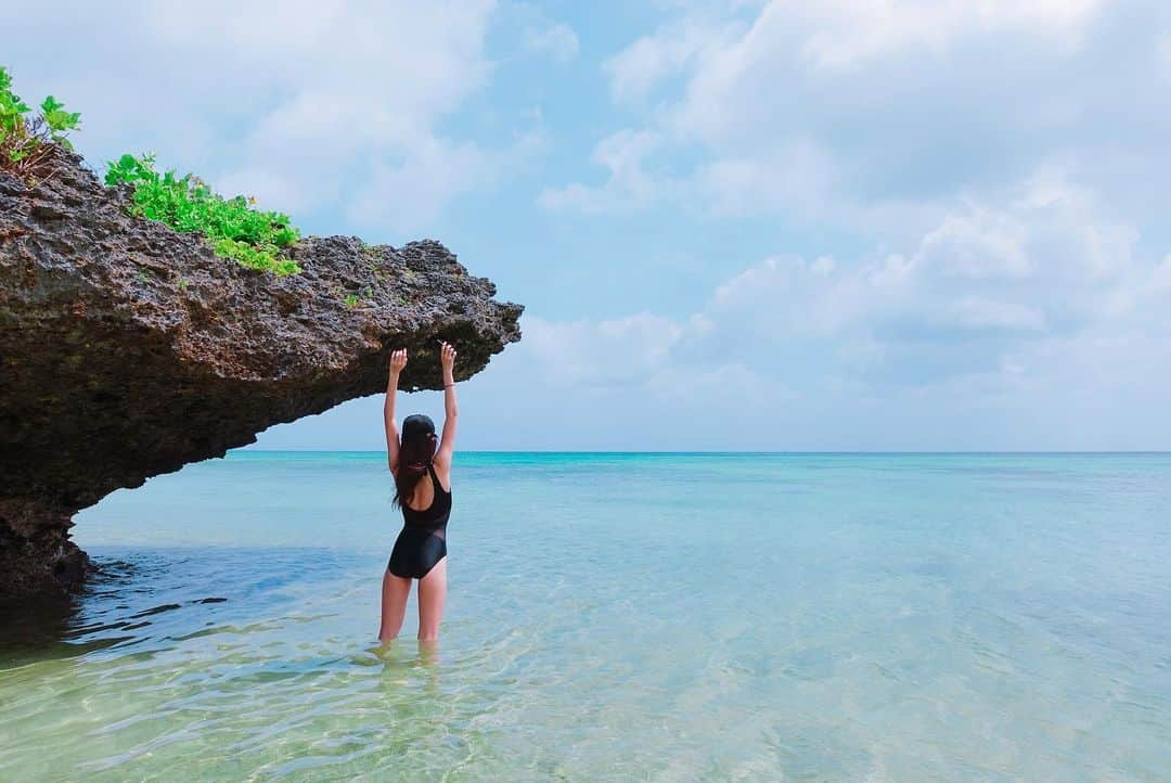 志摩夕里加さんのインスタグラム写真 - (志摩夕里加Instagram)「🌴🌊🌞🌊✨ 石垣島2019☁️ 曇りがち😑 川平タバガーはロケーションいいけどシュノーケルではサンゴがあまり綺麗では無かった😑 ・ ・ #石垣島 #石垣島旅行 #石垣島観光 #石垣島大好き #石垣島オススメ #石垣島インスタ映え #石垣島海遊び #沖縄 #沖縄大好き #水着 #水着コーデ #ワンピース水着 #水着姿 #プチプラ水着 #水着女子 #大人水着 #2019水着 #水着ワンピース #海好き #海コーデ #夏コーデ #夏ファッション #夏物 #2019夏 #夏の思い出 #okinawa #okinawatrip #ishigaki #ishigakiisland #川平タバガー」7月15日 17時52分 - shimayuri_