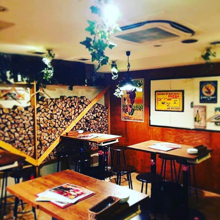 カーネヴォー 茶屋町店さんのインスタグラム写真 - (カーネヴォー 茶屋町店Instagram)「店内テーブル席写真！ テーブル席では最大50名様まででしたら、半貸切でご予約いただけます！  ぜひ、宴会などでご利用ください^_^  #カーネヴォー#carnevor#茶屋町#梅田#肉バル#肉スタグラム#インスタ映え#赤玉#赤玉パンチ#肉#チーズ#アヒージョ#ピザ#ステーキ#ローストビーフ#meet#絶品#ルネ#世界のビール#梅田ディナー#コスパ#スパークリング#ワイン#個室#カクテル#タピオカ#おりょう#お洒落好きと繋がりたい#グルメ」7月15日 17時46分 - carnevor_chayamachi