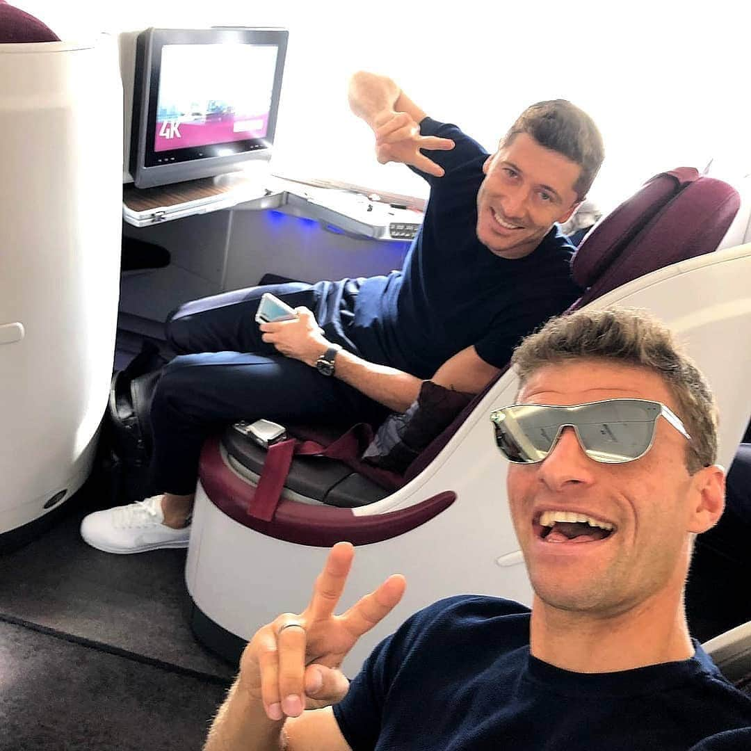 バイエルン・ミュンヘンさんのインスタグラム写真 - (バイエルン・ミュンヘンInstagram)「It's a 12-hour flight from Munich to LA. 🇺🇸 ✈️ Time to binge watch ______? 🤔 📺 • • • #AudiFCBTour #VisitingFriends #travel #🇺🇸 #✈️」7月15日 17時48分 - fcbayern