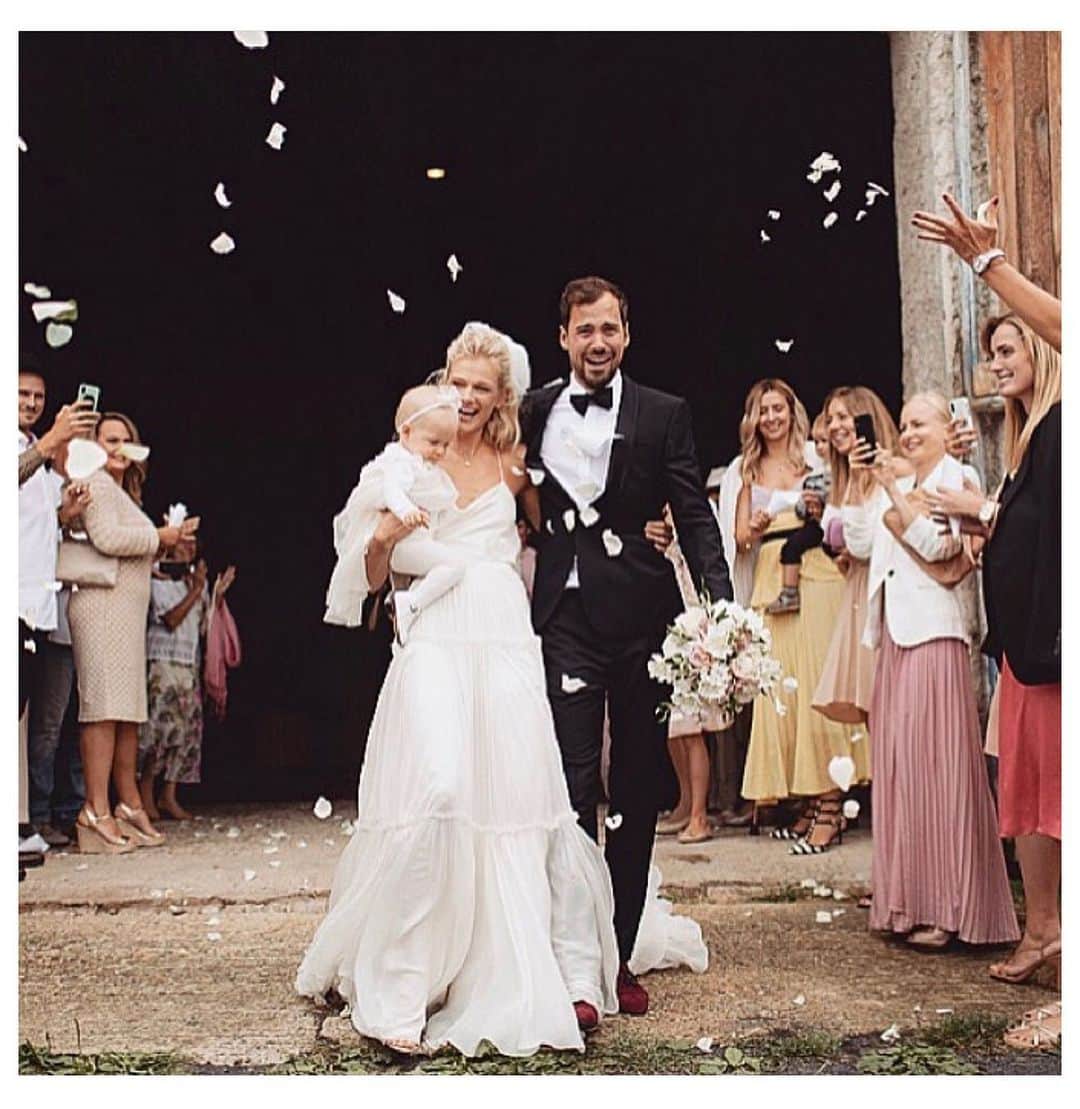 ELLE Czechさんのインスタグラム写真 - (ELLE CzechInstagram)「Zuzka Stráská se nám vdala. Přejeme Vám třem lásku do konce života ♥️. Zuzka oblékla šaty od @ivanamentlova. Matyáš zvolil oblek značky @boss  _____ #ELLEczech #lovecoupe #ZuzkaaMatyas #justmarried credit @zuzanastraska」7月15日 17時50分 - elleczech