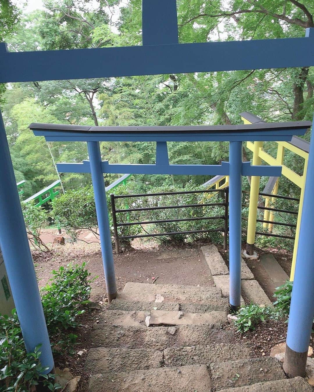 手島優さんのインスタグラム写真 - (手島優Instagram)「織姫神社にも行きましたよー⛩  ゆっくり参拝出来て嬉しかったです🤗  7色の鳥居キレイでした🌈✨ おみくじ引いたら大吉だったのだけど、ホントに大吉か？っていう内容。笑  ま、いっか✌️ 開運うたがいないとの事なので静かに待ちまひょーっと✨🍀✨ そーいえばこの日、、 雨だったのに織姫神社着いた時にはめちゃくちゃ晴れた☀️ 私ってばやっぱりスーパー晴れ女だわ🌞 強運てじーSUN✨  #織姫神社 #7色の鳥居 #みんなもぜひ #おみくじ #大吉 #今年おみくじ引くと全部大吉 #そんな気がする」7月15日 17時50分 - tejimayuu0827