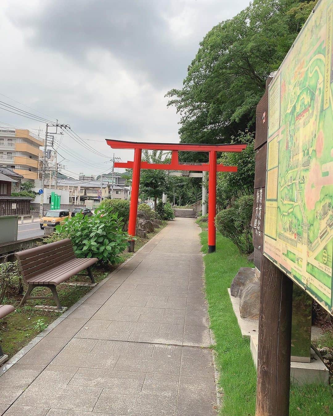 手島優さんのインスタグラム写真 - (手島優Instagram)「織姫神社にも行きましたよー⛩  ゆっくり参拝出来て嬉しかったです🤗  7色の鳥居キレイでした🌈✨ おみくじ引いたら大吉だったのだけど、ホントに大吉か？っていう内容。笑  ま、いっか✌️ 開運うたがいないとの事なので静かに待ちまひょーっと✨🍀✨ そーいえばこの日、、 雨だったのに織姫神社着いた時にはめちゃくちゃ晴れた☀️ 私ってばやっぱりスーパー晴れ女だわ🌞 強運てじーSUN✨  #織姫神社 #7色の鳥居 #みんなもぜひ #おみくじ #大吉 #今年おみくじ引くと全部大吉 #そんな気がする」7月15日 17時50分 - tejimayuu0827