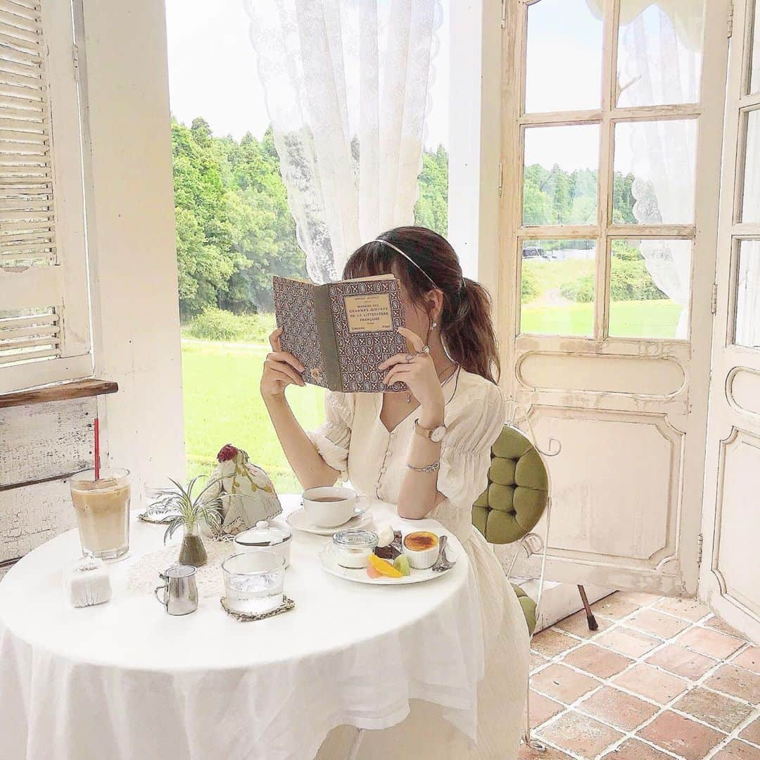 MERYさんのインスタグラム写真 - (MERYInstagram)「. 千葉県にある『カフェ ニドファ @niddefee 』では、イギリスの片田舎にぽつんと佇むカフェを連想させるような素敵な空間で、美味しいスイーツやお紅茶などをいただけるんだそう。 . 画像二枚目は「お食事とドルチェのセット」で、ステキなプレートに盛り付けられ、ちょっぴり贅沢なランチタイムを楽しめそう…♡ 店内はアンティーク家具で揃えられ、まるでレトロ映画の世界に入り込んだかのような気分に浸れること間違いなしです♩ . MERYでは他にも「かわいい」に近づくさまざまな情報を発信しています。 @mery.beauty コスメ・美容に特化した情報をお届け♡ @mery_spot 話題のカフェやお出かけスポットをご紹介！ こちらもぜひチェックしてみてください！ . . photo by @kanasanpo_1106 @mik_910 . #MERY #niddefee #instagram #cafe # #카페스타그램 #카페 #냠냠 #ニドファ #カフェニドファ #千葉カフェ #成田カフェ #インスタ映え #アンティークカフェ #アンティーク #ヴィンテージ #レトロカフェ #レトロ #スイーツ #千葉観光 #千葉 #インスタ映え #おしゃれカフェ #カフェ活 #カフェ #カフェ巡り #カフェ好きな人と繋がりたい #お洒落さんと繋がりたい #MERY女子 #メリー」7月15日 18時00分 - mery.jp