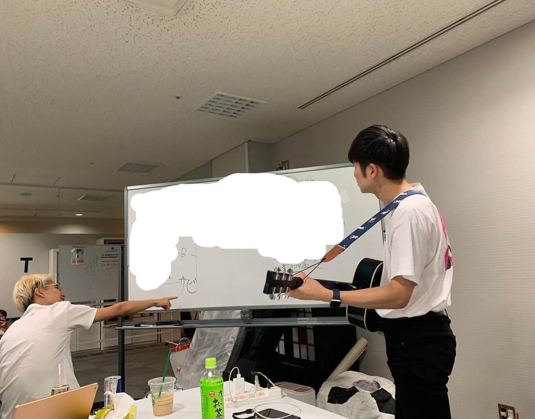 池田真一のインスタグラム：「見た事ないネタ合わせの仕方！ ノートじゃなくてホワイトボード使ってる！ ほんでサビ指差しながらなんか言うてる！」