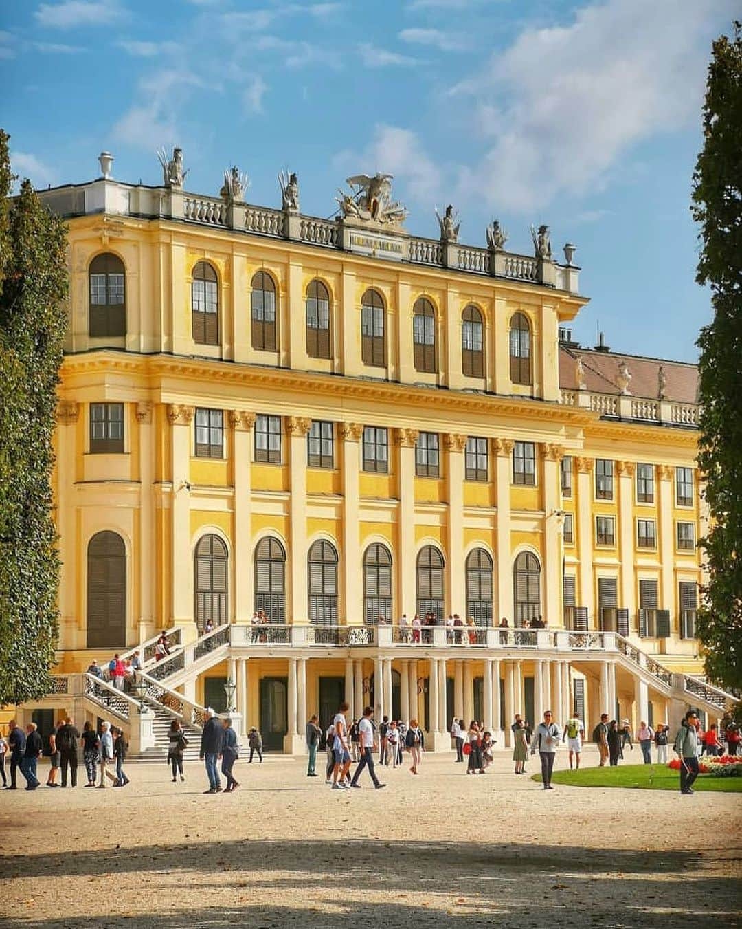 Wien | Viennaさんのインスタグラム写真 - (Wien | ViennaInstagram)「The amazing Schönbrunn Palace is one of Europe's most beautiful Baroque complexes. It has a total of 1,441 rooms, 45 of which can be visited - The interiors are in the Rococo style. Who has already seen this magnificent palace from the inside? 🌳💛 by @monsieurlamoureux #ViennaNow」7月15日 18時02分 - viennatouristboard