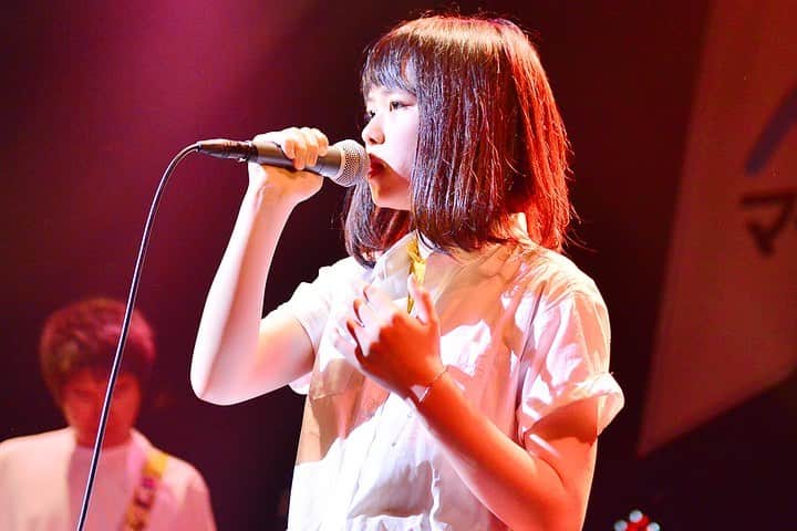 未確認フェスティバルのインスタグラム：「５組目！あるくとーーふ﻿ 長野県！５ピースバンド！﻿ ﻿ 高校の同級生で、とにかく音楽が大好きな５人組🎶🎶﻿ ひたすら楽しい曲を届ける「あるくとーーふ」の新しい音楽ジャンルをみんなに知って欲しい🙌🙌﻿ ﻿ そう意気込んで望んだLIVEステージ🔥🔥﻿ 体を揺らさずにはいられない、手を上げずにはいられない、盛り上がらずにはいられない‼️‼️﻿ ﻿ ギター、ベース、ドラム、キーボード！﻿ すべての音が最高の状態で会場に届けられていく！！﻿ ﻿ 客席の熱気とテンションをさらにぶち上げ、曲を聴きながらみんながジャンプ！﻿ 文字通りに会場を揺らしていく！！﻿ ﻿ １組１組の持ち時間はただでさえ短いのに、楽しすぎて、もっと短く感じてしまう⏰💨💨﻿ ﻿ とにかく最高な１０分間を届けてくれた５人！﻿ ﻿ 緊張してフワフワしていたけど、﻿ 終わったあとはみんなで「いい日だったね」と言い合いたい！﻿ ﻿ 本番前にそう語っていた「あるくとーーふ」のみんな、﻿ あるくとーーふだけじゃなくて、会場のみんなもいい日になりました！！﻿ ﻿ #マイナビ未確認フェスティバル2019 #未確認 #ライブステージ #緑黄色社会 #BOTTOMLINE #夏フェス #音楽 #10代アーティスト#名古屋 #nagoya #入場無料」
