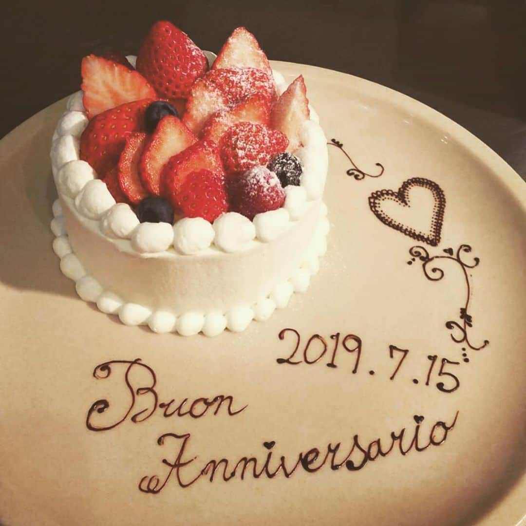 ラ・ルーチェ デル ソーレさんのインスタグラム写真 - (ラ・ルーチェ デル ソーレInstagram)「#結婚1周年 の #記念日ランチ にお越しいただきました💕 . 相変わらずの太陽のような笑顔☺️ 相変わらずのなかよしなおふたり☺️ . 思い出話が尽きなくて 楽しすぎました🎶 #結婚式 を挙げてよかった～！ とのお言葉が嬉しくて💕 . これからもずっとずっとお幸せに💕 . . ＝＝＝＝＝＝＝＝＝＝ ♡2019年までの結婚式 まだまだ間に合います♡ ぜひお気軽にご予約ください！ . ご予約やフェアの詳細はプロフィールのURLから♪ ⇒@lf_la_luce_del_sole ＝＝＝＝＝＝＝＝＝＝ . #1周年#結婚記念日 #アニバ#アニバーサリー #なかよし夫婦 #日本中のプレ花嫁さんと繋がりたい #ブライダルフェア #ゲストハウス #結婚式場 #式場探し #式場見学 #結婚式準備  #岐阜 #岐阜羽島 #岐阜結婚式場  #ウエディング #岐阜ウエディング #LF花嫁 #エルフラット  #luce #lalucedelsole #ラルーチェデルソーレ #ルーチェ」7月15日 18時12分 - lf_la_luce_del_sole