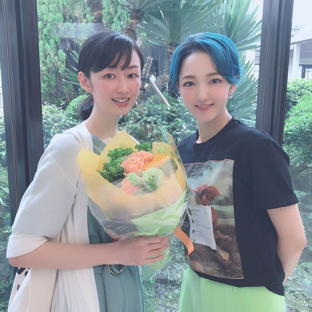 理絵さんのインスタグラム写真 - (理絵Instagram)「今日は宝塚の下級生✨花野じゅりあちゃん&ママ&東京アートスクールでお世話になった鈴香さんの4人でランチ  快気祝いに元気の出るイエローの💐お花をいただきました  幸せな気持ちになったよ💗ありがとう  #宝塚og #元宝塚 #花野じゅりあ #flowers #花束 #꽃 #花 #fiore」7月15日 18時13分 - ____rie____