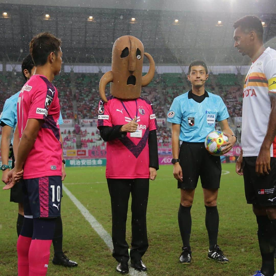 サッカーキングさんのインスタグラム写真 - (サッカーキングInstagram)「. コイントス！？😂😂😂 （2019.07.13） . 📷Photo by J.LEAGUE/Jリーグ . #セレッソ大阪 #Cerezo #埴輪 #ハニワ #明治安田生命J1リーグ #Jリーグ #コトシハJガハンパナイ #JLeague #J撮り #J1 #football #サッカーキング #⚽️ #サッカー」7月15日 18時27分 - soccerkingjp