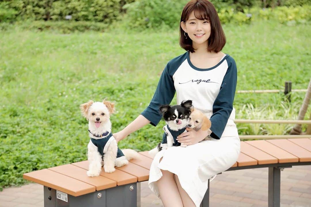 林村ゆかりのインスタグラム：「#vague 夢の愛犬とのペアルック😂着心地が良くてシンプルだからお気に入りです❤︎ ショルダータイプの紐は両手が使えて便利！愛犬と過ごす時間は幸せなのです…❁⃘*.ﾟ . ［着用品］ ・ロゴttp ネイビー ・cowskin 2 way rope lead . . #vaguedogwear #愛犬とペアルック #愛犬 #愛犬と過ごすデート #おしゃれ犬#pr」