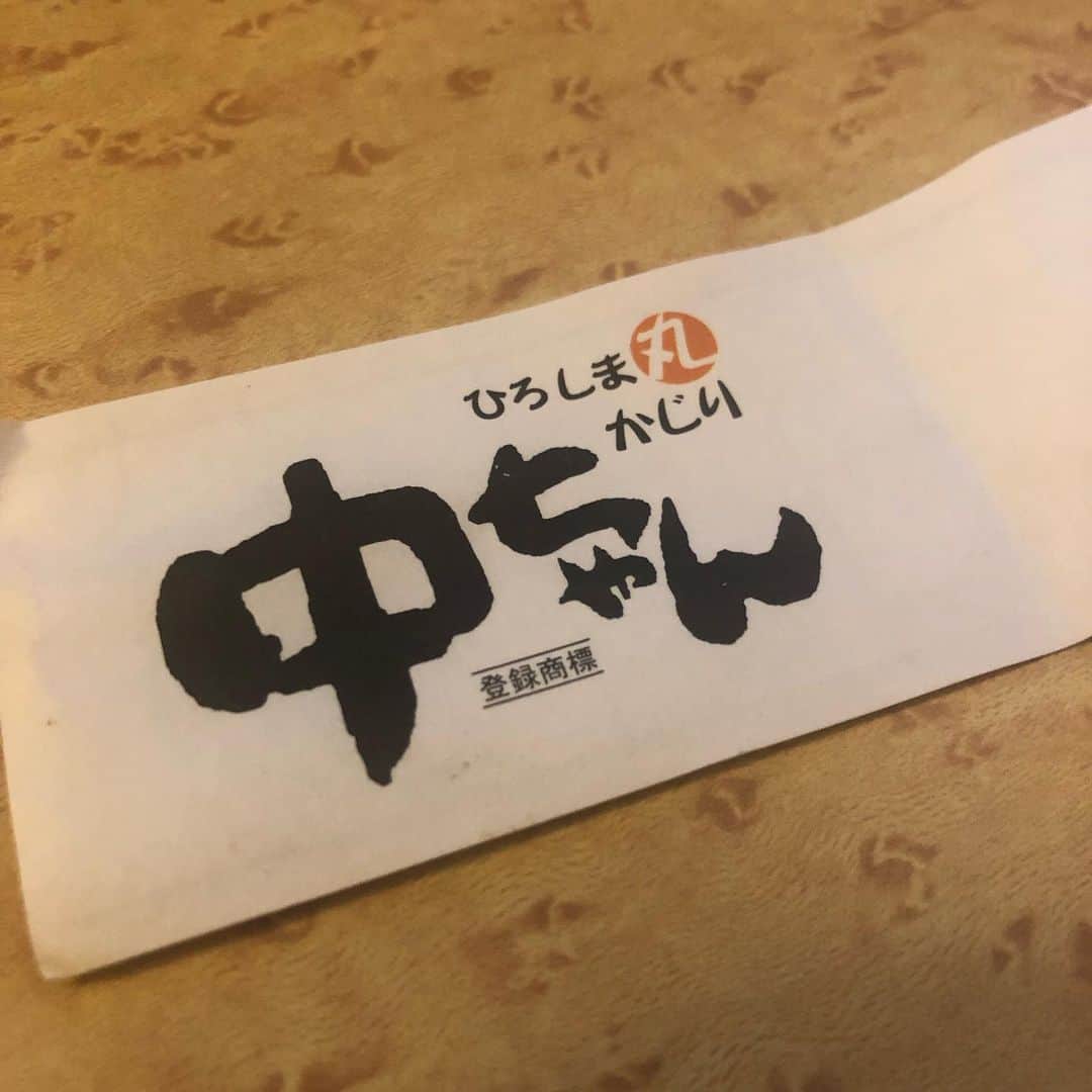 倉本康子さんのインスタグラム写真 - (倉本康子Instagram)「🌟 昨日までの3日間は広島で 父方母方のお墓詣り。 数十人の親戚にも会えたし 嬉しい出会いもあったり 大充実の日々でした。 1枚目は従兄弟の健ちゃんとハシゴ飲みの「中ちゃん」で、お約束の変顔😆 2枚目は父と叔父、母と伯母の2ショットと母方親族との画像。 会えた全員での記念撮影はできなかったけど幸せな時間でした。 広島〜西条〜黒瀬〜呉〜広〜川尻🚗 毎日動き回って大充実！ #本籍広島 #東京生まれ #倉本康子 #迷走亭チョルチョル と命名されました #酒場モデル #中ちゃん #うにほうれん  機内の読書は #Number」7月15日 18時21分 - yasuko_kuramoto_yakko