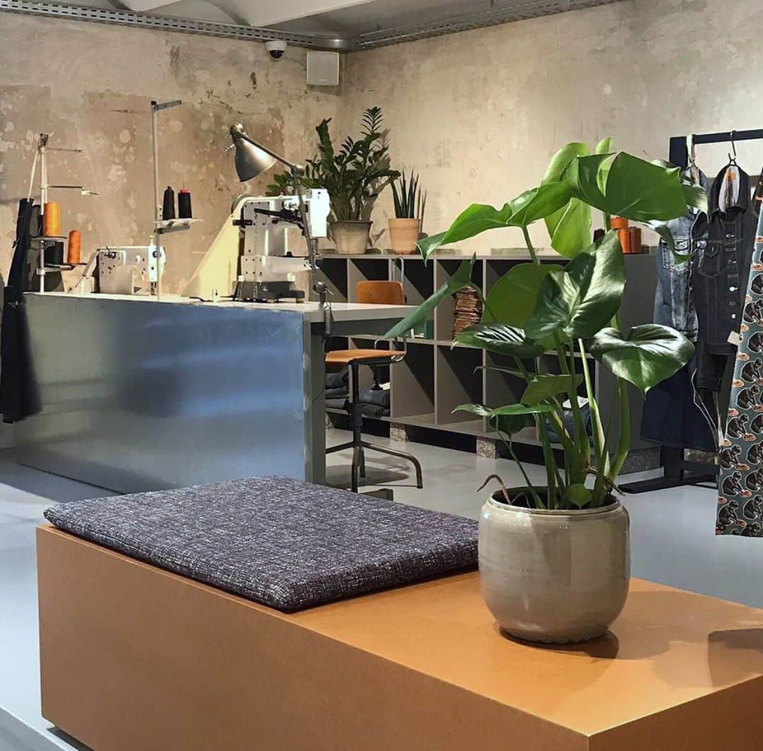 ヌーディージーンズさんのインスタグラム写真 - (ヌーディージーンズInstagram)「A sneak peek at the repair station inside the new Nudie Jeans Repair Shop in Barcelona — Rambla Catalunya 33📍 . . . #nudiejeans #njrepairshop」7月15日 18時24分 - nudiejeans