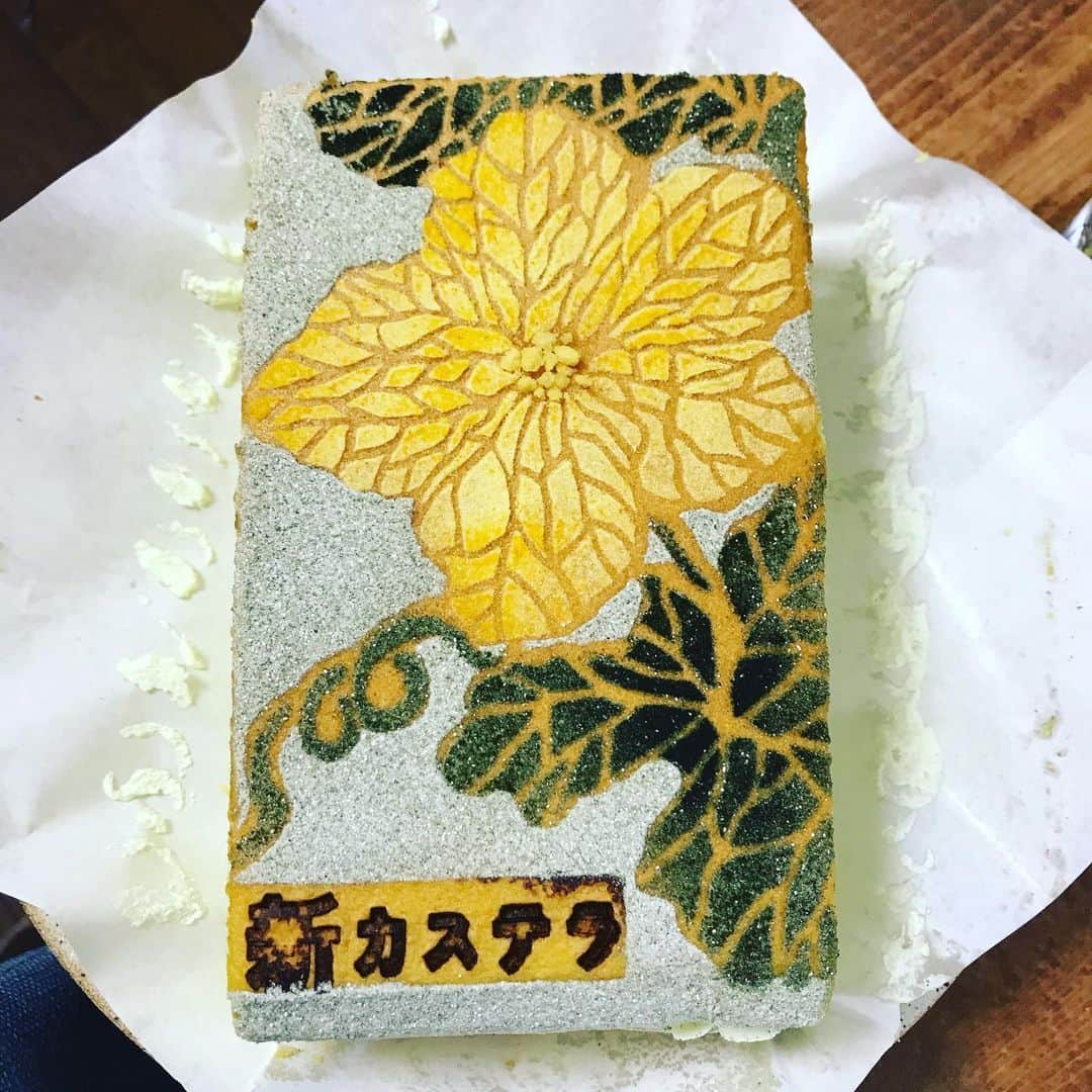 栗原まもるのインスタグラム：「ひとまずネームができたのでお祝いに高円寺の台湾カステラ屋さんに歩いて行って、今月の限定メロンカステラ(クリーム入り)を買ってきましたよ！ 図柄はメロンの花。 いつの間にこんな限定とか始めていたのかー。 結構しっかりメロンの風味がして、やはり甘すぎず美味しかったです( ´ ▽ ` ) 切ったら切ったでオシャレ。  ところでネームは１２５ページのところが入り切らず１４６ページにまでなってしまったのでこれから２１枚縮めないといけない…。」