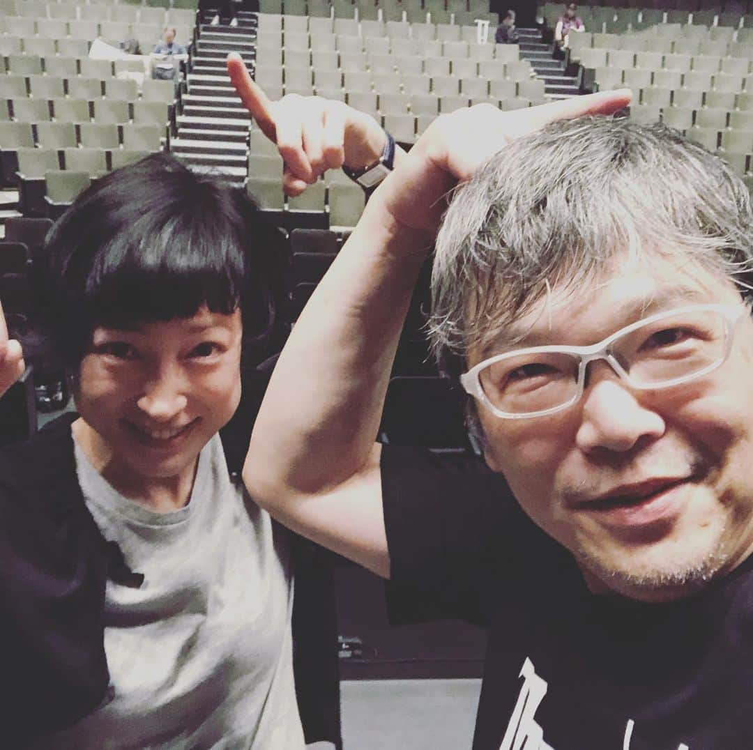 三上市朗のインスタグラム：「「キネマと恋人」名古屋公演、無事終了。 怒涛の6ステージ、流石にいろんなところが悲鳴をあげておりますが、なんとか帰りの新幹線に乗っております。写真は緒川さんと「この劇場は通路が広いね」とやっております。 #キネマと恋人」