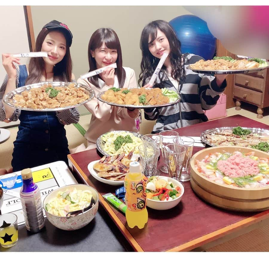 もえのあずきさんのインスタグラム写真 - (もえのあずきInstagram)「爆食三姉妹inますぶち家💓😇 さっちゃんのお母様の手料理あいかわらず美味しすぎ💓そしてさっちゃんの親戚のご家族が横浜でやってはる「手づくり惣菜はたの」さんのおそうざいも大量に用意してくれはりました🙈🙈 さらになおちゃんお手製ケーキも🍰🤤 どれもこれも美味しすぎて完全プライベートやのに爆食した三姉妹でした💓💓🐰🐰🐰 #爆食三姉妹#モニタリング#ますぶち家#惣菜はたの#大食い」7月15日 18時37分 - moeazukitty