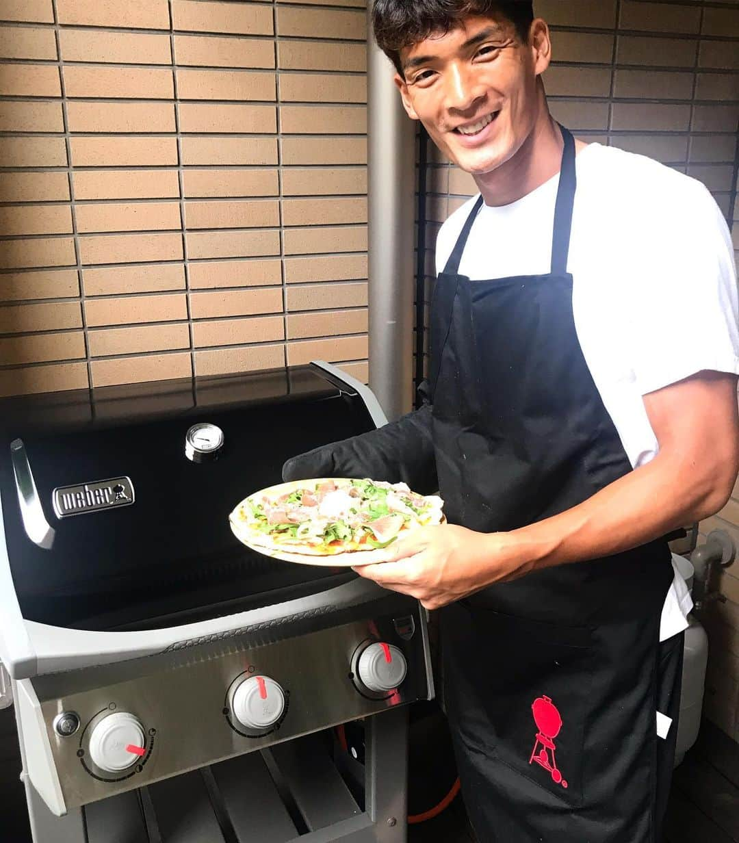 槙野智章さんのインスタグラム写真 - (槙野智章Instagram)「やっぱり夏はバーベキューだ。 ちょいとその前にpizzaでも焼いてみようと。 島忠ホームズで選んだWEBERのガスグリルは最高じゃんかよ。 今日からたまに槙野’sキッチンだな。  @webermiddleeast  #weber #spirit II E310 #島忠 #バーベキュー  #槙野智章 #makino #槙野」7月15日 18時37分 - makino.5_official