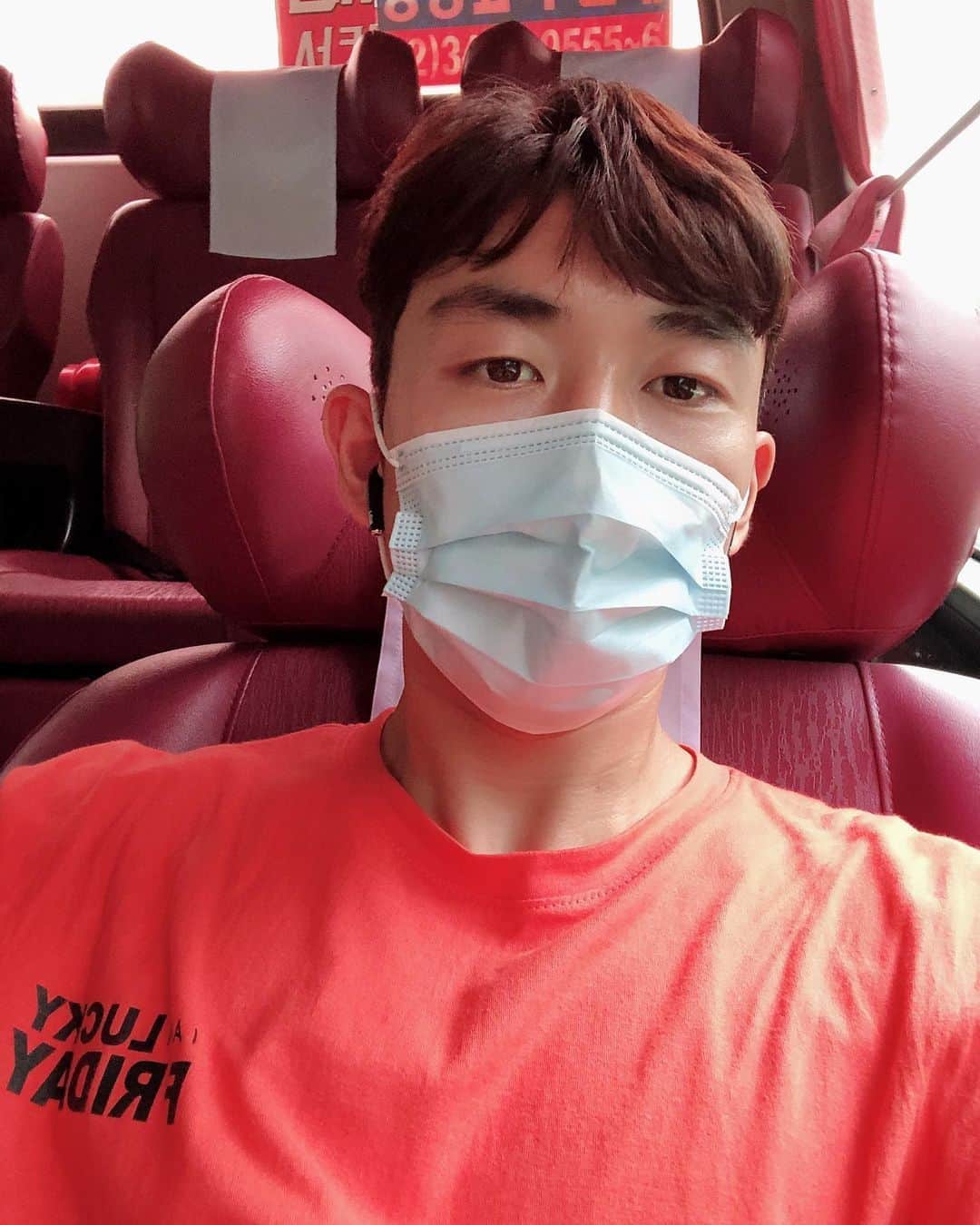 ユン・ソギョンのインスタグラム：「사랑니 뽑...😷 에어팟🙏👍 다시 강릉으로👋」