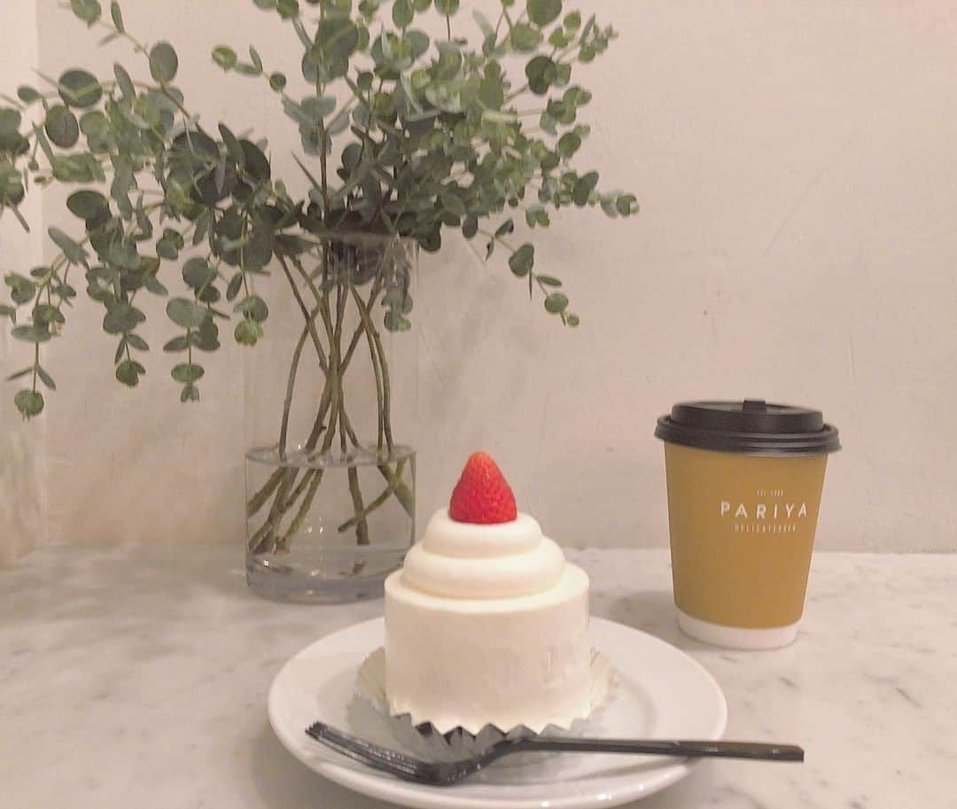 名取稚菜さんのインスタグラム写真 - (名取稚菜Instagram)「PARIYAのショートケーキ🍓 甘いのあんまり 得意じゃないんだけど 珍しくどうしてもケーキが食べたい！ ってなって🤭 パリヤのこのケーキ 食べてみたかったから 嬉しかった❤かわいいし美味しい！ . . . #pariya #pariya青山  #パリヤ #パリヤ青山  #表参道カフェ #名取さんのcafe日記」7月15日 18時42分 - wakana_1995