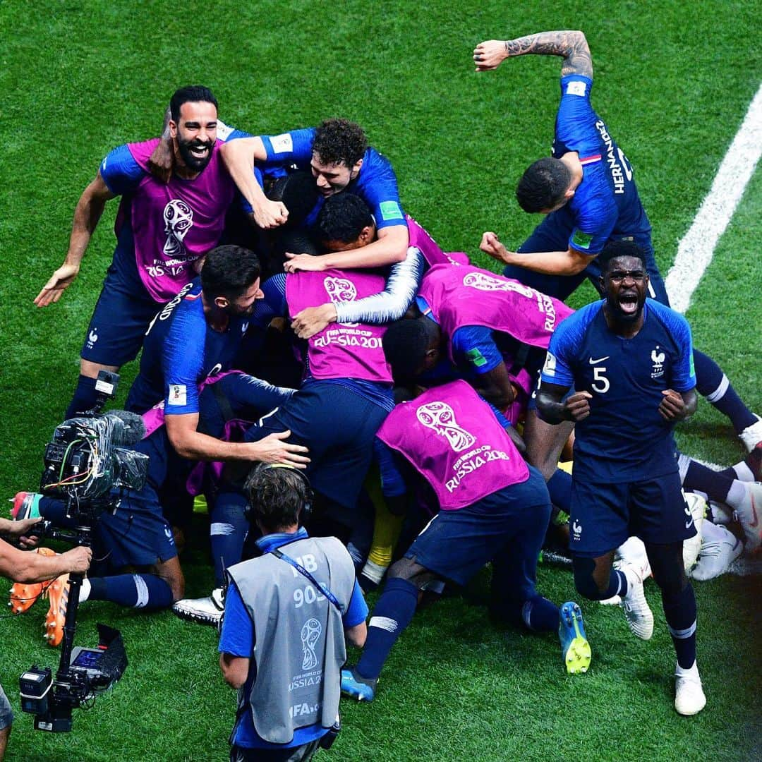 サッカー フランス代表チームさんのインスタグラム写真 - (サッカー フランス代表チームInstagram)「On retrace la finale de la Coupe du Monde en photos ! 🥇 #FiesdetreBleus - Throwback on the World Cup final with pictures! 🥇」7月15日 18時54分 - equipedefrance