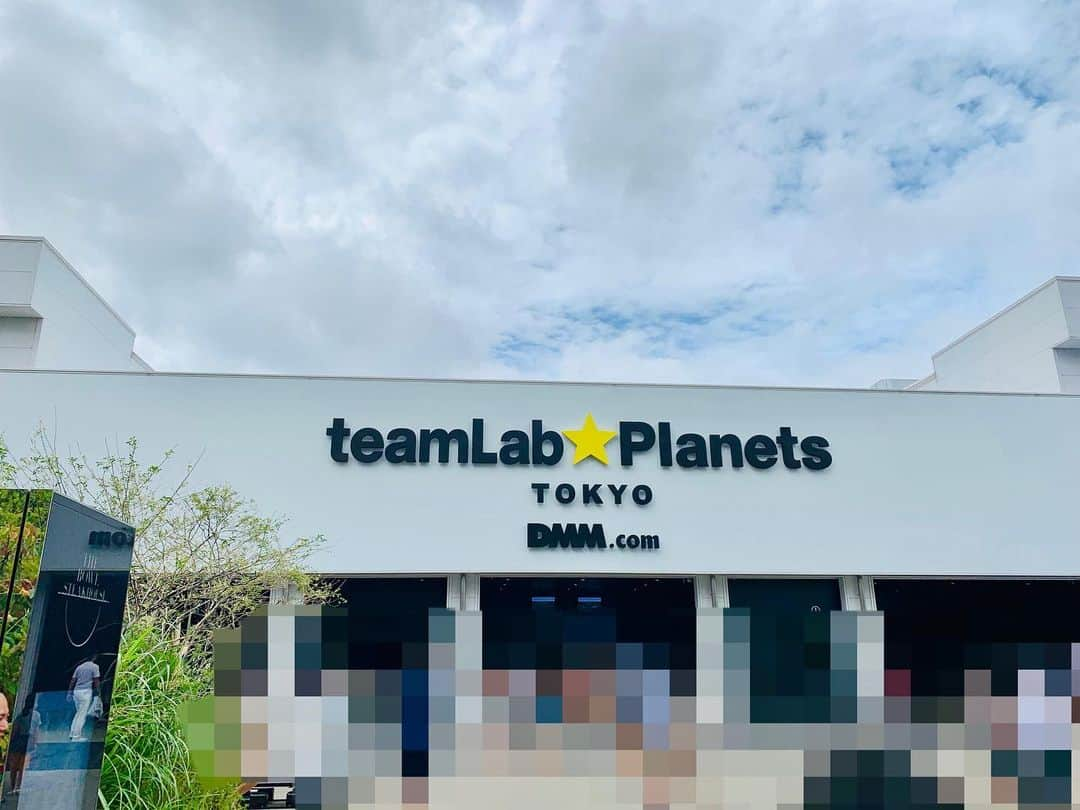 KABA.ちゃんさんのインスタグラム写真 - (KABA.ちゃんInstagram)「teamLab☆Planets行って来た〜ッ！  ヤバい、ヤバい！マジでヤバい！めっちゃくちゃ楽しかったです！！！ 入口で靴を脱ぎ、ロッカールームに荷物を入れ、ショートパンツを借り、いざ中へ、、、、 前半で、ショートパンツの上に履いてたスカートが破れちゃうアクシデントがあったけど、、、 水、光、鏡、音などを使ってサイエンス的な空間、不思議な空間、癒される空間、もうね、、、、とにかく子供から大人まで楽しめる空間でした〜❣️ 写真だとうまく伝えられませんが、まだの方行ってみて下さい〜(^^) #豊洲 #デジタルアート  #art #チームラボプラネッツ #teamlabplanets  #めちゃくちゃ楽しかった #水 #光 #鏡 #音 #体 #サイエンス的な #不思議な空間 #ファンタジー的な #癒しの空間 #ずっと居たかった #スカートが破れるアクシンデントもあったけど #マジでヤバい」7月15日 18時54分 - kabachan_official