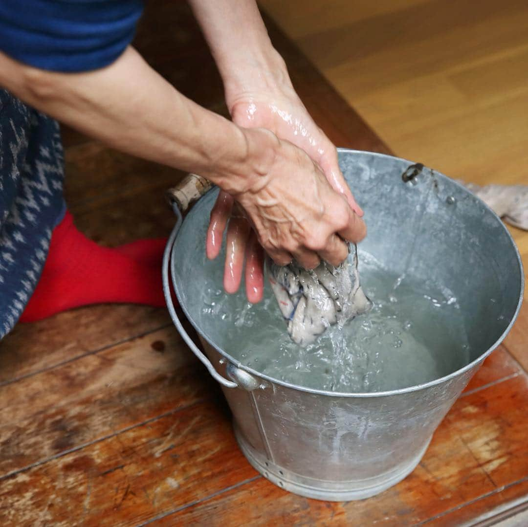 ナチュランさんのインスタグラム写真 - (ナチュランInstagram)「1945年創業。東京の下町・馬喰町で70年続く卸問屋であり、現在は荒物を扱う雑貨店として知られる『暮らしの道具 松野屋』。﻿﻿ 店主・松野弘さん、きぬ子さんの暮らしぶりから、便利に美しく使われてきた昔ながらの生活道具の魅力を、連載企画でお届けしています。﻿﻿﻿ ﻿﻿﻿ 第3回のテーマは、『小掃除道具』です。﻿ ﻿﻿﻿ -----------﻿﻿﻿ 一本一本、丁寧な手しごとでつくられた和ぼうきは、あたりがやわらかで、小さなチリを逃しません。きちりと編まれた“ほうきもろこし”は抜け落ちしにくく、草が持つ油分で畳がつややかに。﻿ ﻿ 愛すべき価値ある道具のひとつとして、棕櫚（シュロ）のほうきもはずせません。長くつくられ使われ続ける歴史のなかで研鑽されてきた機能美にあふれています。﻿ ﻿ 素朴でシンプルなトタンでつくられた昔ながらのちりとり。屋根にも使われるトタンはサビに強く、軽量で扱いやすい素材です。﻿ ﻿ 本格的なほうきを買う前に、そのよさをちょっと体験できる孫ほうき。机や食卓で、消しゴムのカスやパンのくずを手早く掃いたり、玄関先やお手洗い、台所など入り組んだ部分の小掃除に力を発揮します。﻿ ﻿ 丈夫なシダのほうきは、庭や玄関の小掃除におすすめです。﻿ ﻿ お部屋用の和ぼうきや棕櫚ぼうきも含めて、自然素材のほうきは、使い込むほどに手に馴染み、よい風合いへ育っていきます。﻿ ﻿ ﻿ さびにくく丈夫なステンレスを使用した折りたたみ式ハンガーはコンパクトにできるので、長めの旅に持っていくのもおすすめです。﻿ ﻿ ﻿ 最後に、きぬ子さんから教わった、お手製の雑巾についてご紹介。﻿ フローリングでもきちんと固く絞った雑巾で手早く済ませれば、水拭きしても問題ありません。﻿ 夏の小掃除、できることからこつこつ、古くから愛される道具の力を頼りに、はじめてみませんか？﻿ ﻿﻿ ﻿﻿﻿ -----------﻿﻿﻿﻿﻿﻿ #ナチュラル #ナチュラン #natulan #日々の暮らし #暮らしを楽しむ #シンプルライフ #シンプル #大人女子 #松野家の暮らし #荒物 #あらもの #お掃除道具 #掃除道具 #掃除 #ほうき #和ぼうき #ナチュラン特選 #松野屋 #暮らしの道具 #暮らし #matsunoya #matsunoyatokyo @matsunoyatokyo @yanaka_matsunoya」7月15日 18時48分 - natulan_official