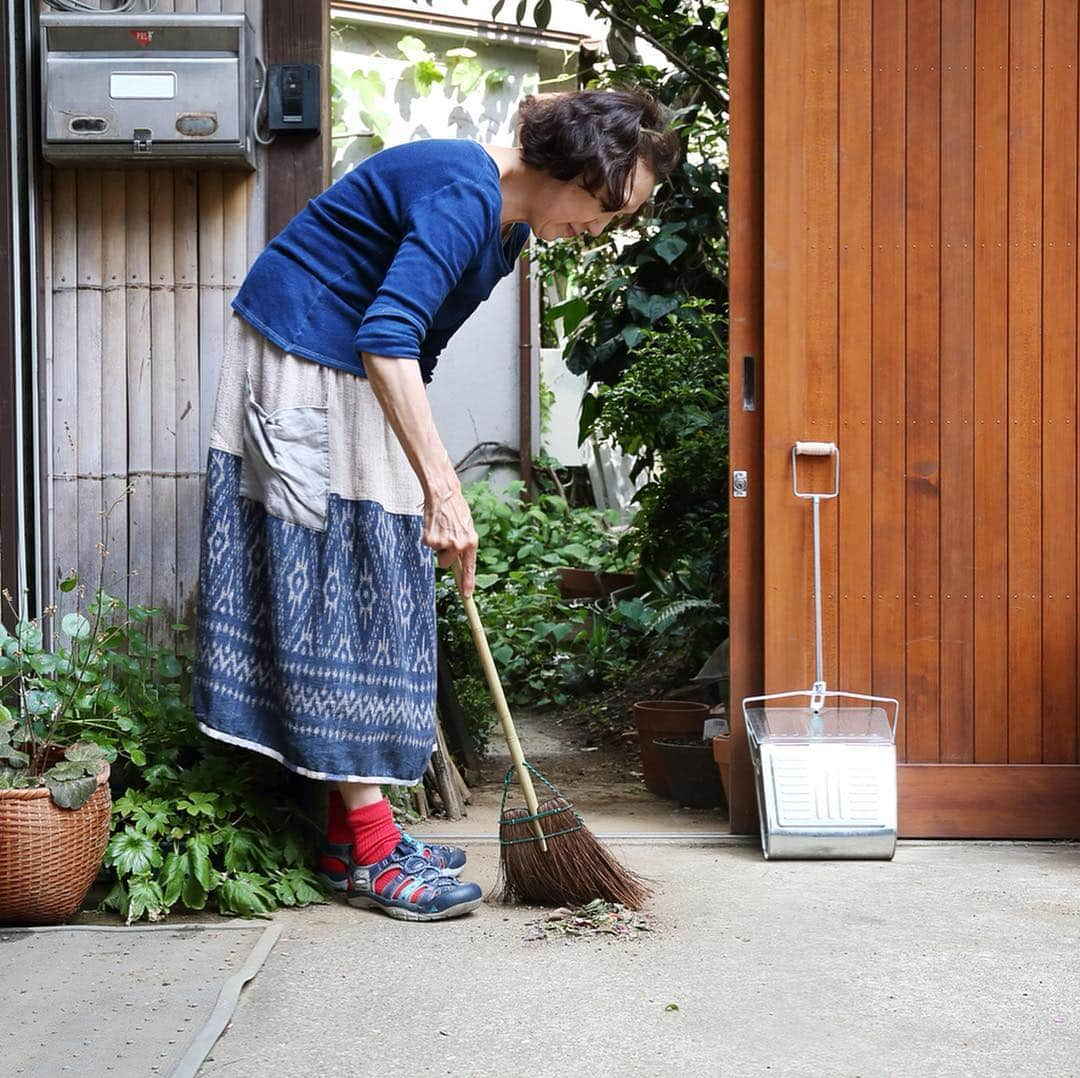 ナチュランさんのインスタグラム写真 - (ナチュランInstagram)「1945年創業。東京の下町・馬喰町で70年続く卸問屋であり、現在は荒物を扱う雑貨店として知られる『暮らしの道具 松野屋』。﻿﻿ 店主・松野弘さん、きぬ子さんの暮らしぶりから、便利に美しく使われてきた昔ながらの生活道具の魅力を、連載企画でお届けしています。﻿﻿﻿ ﻿﻿﻿ 第3回のテーマは、『小掃除道具』です。﻿ ﻿﻿﻿ -----------﻿﻿﻿ 一本一本、丁寧な手しごとでつくられた和ぼうきは、あたりがやわらかで、小さなチリを逃しません。きちりと編まれた“ほうきもろこし”は抜け落ちしにくく、草が持つ油分で畳がつややかに。﻿ ﻿ 愛すべき価値ある道具のひとつとして、棕櫚（シュロ）のほうきもはずせません。長くつくられ使われ続ける歴史のなかで研鑽されてきた機能美にあふれています。﻿ ﻿ 素朴でシンプルなトタンでつくられた昔ながらのちりとり。屋根にも使われるトタンはサビに強く、軽量で扱いやすい素材です。﻿ ﻿ 本格的なほうきを買う前に、そのよさをちょっと体験できる孫ほうき。机や食卓で、消しゴムのカスやパンのくずを手早く掃いたり、玄関先やお手洗い、台所など入り組んだ部分の小掃除に力を発揮します。﻿ ﻿ 丈夫なシダのほうきは、庭や玄関の小掃除におすすめです。﻿ ﻿ お部屋用の和ぼうきや棕櫚ぼうきも含めて、自然素材のほうきは、使い込むほどに手に馴染み、よい風合いへ育っていきます。﻿ ﻿ ﻿ さびにくく丈夫なステンレスを使用した折りたたみ式ハンガーはコンパクトにできるので、長めの旅に持っていくのもおすすめです。﻿ ﻿ ﻿ 最後に、きぬ子さんから教わった、お手製の雑巾についてご紹介。﻿ フローリングでもきちんと固く絞った雑巾で手早く済ませれば、水拭きしても問題ありません。﻿ 夏の小掃除、できることからこつこつ、古くから愛される道具の力を頼りに、はじめてみませんか？﻿ ﻿﻿ ﻿﻿﻿ -----------﻿﻿﻿﻿﻿﻿ #ナチュラル #ナチュラン #natulan #日々の暮らし #暮らしを楽しむ #シンプルライフ #シンプル #大人女子 #松野家の暮らし #荒物 #あらもの #お掃除道具 #掃除道具 #掃除 #ほうき #和ぼうき #ナチュラン特選 #松野屋 #暮らしの道具 #暮らし #matsunoya #matsunoyatokyo @matsunoyatokyo @yanaka_matsunoya」7月15日 18時48分 - natulan_official