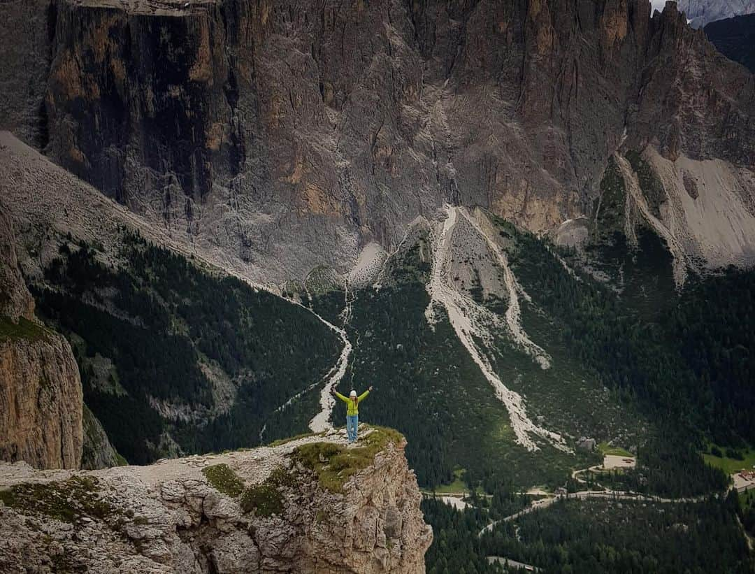 マヤ・ヴィドマーさんのインスタグラム写真 - (マヤ・ヴィドマーInstagram)「Climbing in Dolomites never disappoints 🔝😀😍 . @scarpaspa @camp1889 @fa_climb . . #dolomites #magicdolomites #climbing #multipitchclimbing #sellagruppe #traumpfeiler #icterus #climbingismypassion @magic_dolomites」7月15日 18時49分 - maja.stremfelj