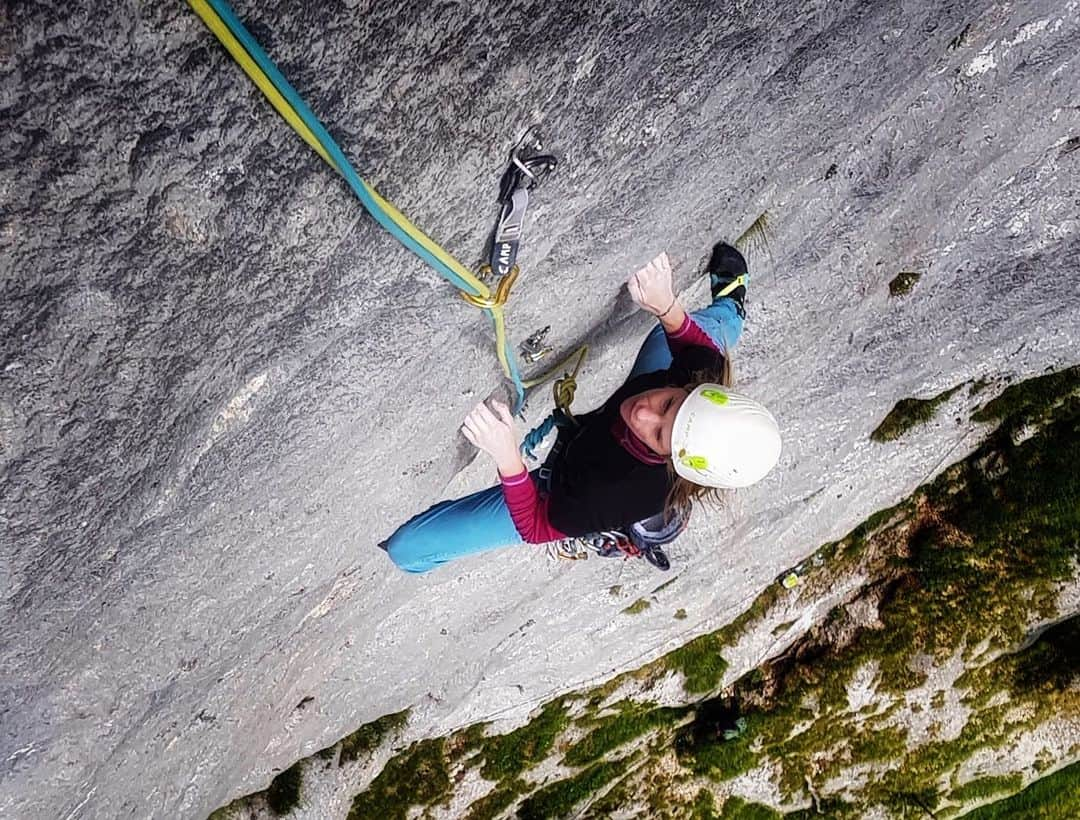 マヤ・ヴィドマーのインスタグラム：「Climbing in Dolomites never disappoints 🔝😀😍 . @scarpaspa @camp1889 @fa_climb . . #dolomites #magicdolomites #climbing #multipitchclimbing #sellagruppe #traumpfeiler #icterus #climbingismypassion @magic_dolomites」