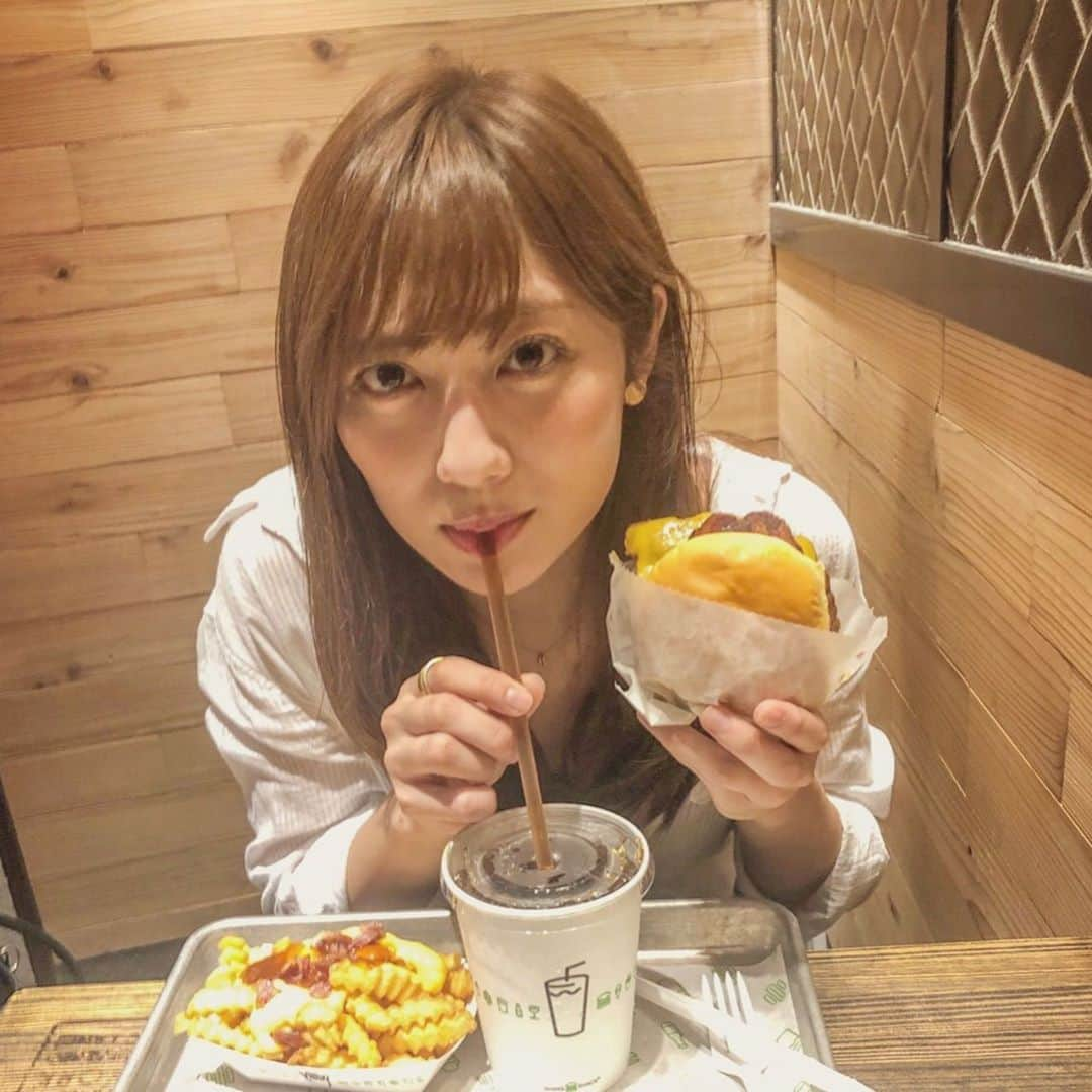 奥山かずささんのインスタグラム写真 - (奥山かずさInstagram)「かぶりつくと見せかけてコーラ飲むっていう技 ほほえみのサブリミナル効果つき☺️ #loveloveshakeshack」7月15日 18時51分 - kazusa_okuyama_official