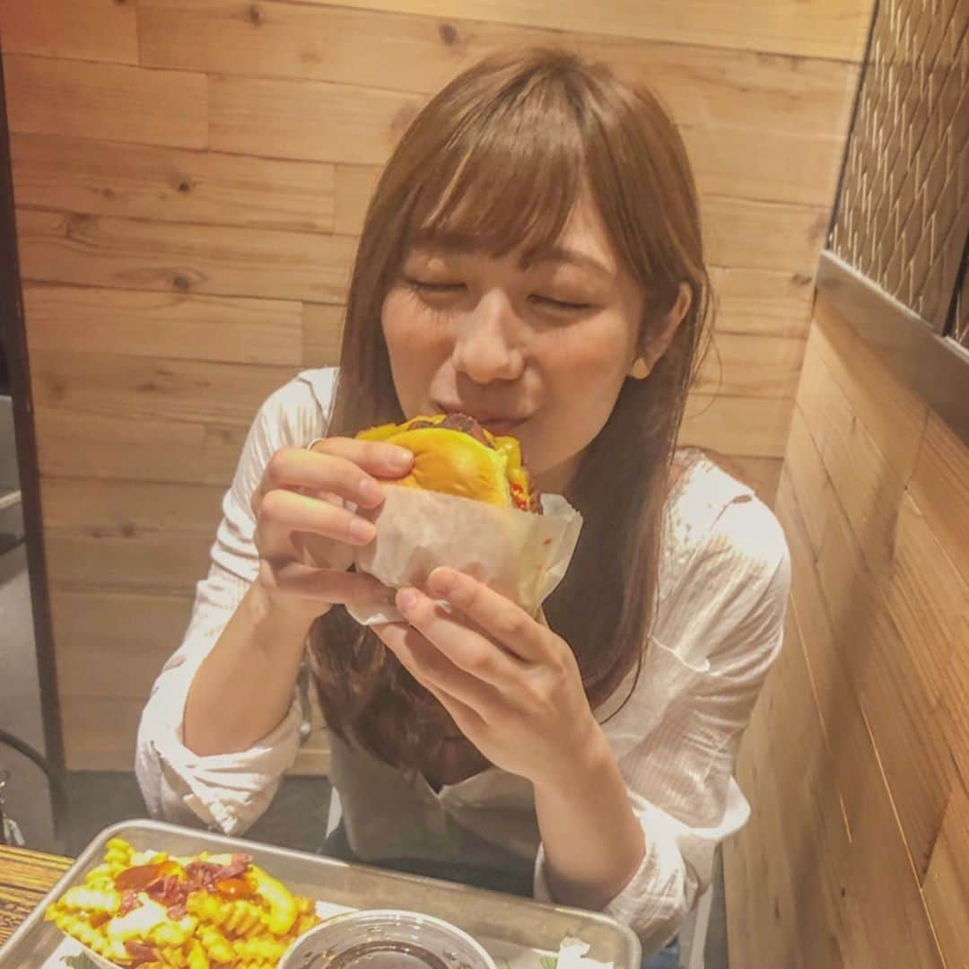 奥山かずささんのインスタグラム写真 - (奥山かずさInstagram)「かぶりつくと見せかけてコーラ飲むっていう技 ほほえみのサブリミナル効果つき☺️ #loveloveshakeshack」7月15日 18時51分 - kazusa_okuyama_official