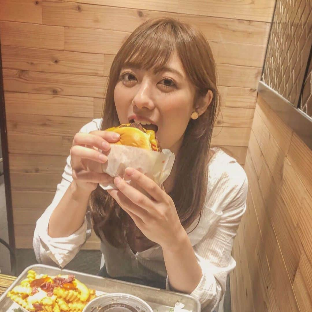 奥山かずささんのインスタグラム写真 - (奥山かずさInstagram)「かぶりつくと見せかけてコーラ飲むっていう技 ほほえみのサブリミナル効果つき☺️ #loveloveshakeshack」7月15日 18時51分 - kazusa_okuyama_official