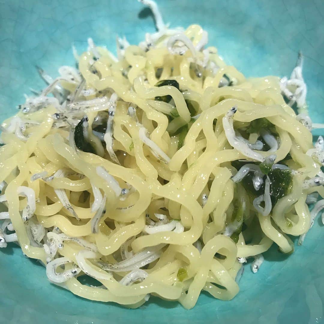長谷川踏太のインスタグラム：「生海苔とジャコラーメンとスープが麺に包まれてるラーメン @madai.ramen」