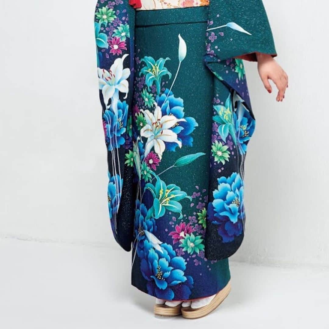 京都きもの友禅【公式】さんのインスタグラム写真 - (京都きもの友禅【公式】Instagram)「【あなたはどれを選ぶ？】百合の花模様の珍しいデザイン。はっとするような爽やかさと凛とした色気を兼ね備えた個性的な一着🌹 👉@kimono_yuzenで振袖コーディネートをcheck♪  model @kurumi_0125_ #玖瑠実 ・ ＿＿＿＿＿＿＿＿＿＿＿＿＿＿＿＿＿＿＿＿＿＿＿＿＿ ・  2年前から選ぶ方も多い成人式の振袖👘💗 成人式の振袖を選ぶのは夏がいちばん多いんです！ ↓ 早めに選んでおくと、 好きな柄を選べることはもちろん、 （ギリギリになると思い通りの柄が見つかりにくいことも） コーディネートの相談をじっくりできたり、 ヘアアレンジを試せたり、 前撮りをすることも...♡ ・ ・ ・ 京都きもの友禅では、  #ハタチは一生もの をコンセプトに ✨成人式のヘアメイク・着付け無料 ✨前撮り記念写真・着付け無料 ✨卒業式での袴レンタル無料 and more... などなど、  成人式前〜アフターサービスまで全力でサポートをさせていただきます！！ ※対象条件がございますので、特設サイトをご覧ください。 ・ ご来店特典・アフターフォロー特典が盛りだくさんの 👘振袖フェア👘の詳細は、  @kimono_yuzen 👉プロフィール欄からご覧いただけます。 ・ ・ ＿＿＿＿＿＿＿＿＿＿＿＿＿＿＿＿＿＿＿＿＿＿＿＿＿＿#京都きもの友禅#振袖#ハタチは一生もの#furisode#きもの #着物女子#成人式2020#成人式振袖 #おめでとう#振袖決め#前撮り#前撮り振袖#振袖ヘア#はたちはたちはたち #ふりそで #ふりじょ#きものヘアアレンジ #伝統美 #被らないデザイン #お洒落着物 #着物 #緑 #グリーン #着物髪型#振袖選び #和装ヘア #成人式髪型 #ママ振袖」7月15日 19時02分 - kimono_yuzen