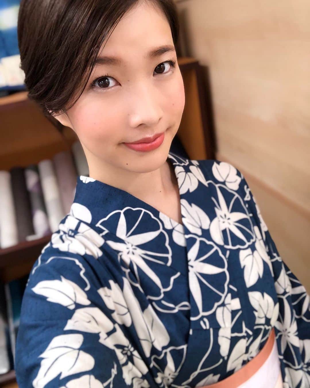 のインスタグラム：「浴衣を着ることができたのが、嬉しくて嬉しくて。 . 今年の夏、皆さんは浴衣を着る予定ですか？ . #浴衣 #着物 #日本文化 #たおやか #艶やか  #kimono #yukata #japanesemodel #japanese #japan #summer #花火大会 #夏 #風情 #175cm #高身長女子」