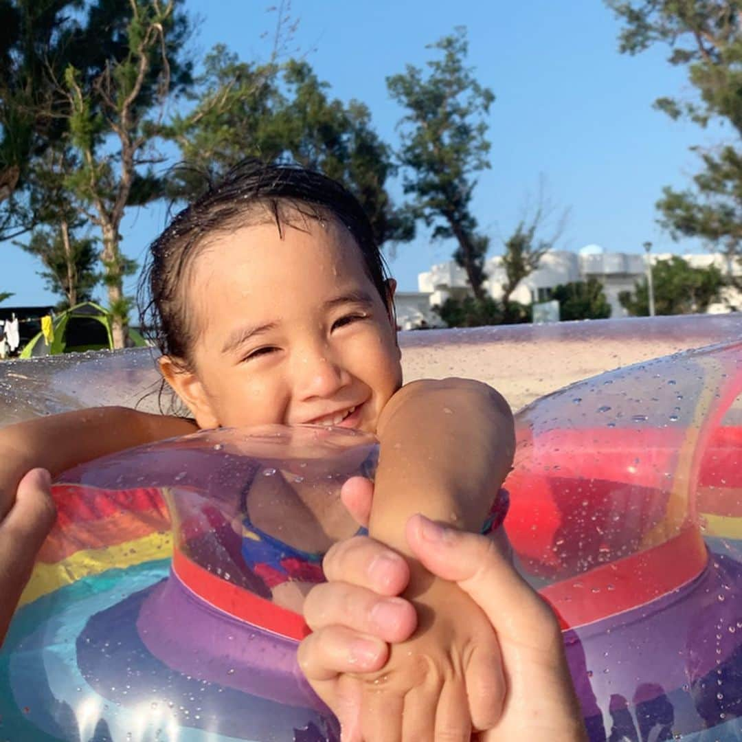 清水わかこさんのインスタグラム写真 - (清水わかこInstagram)「今年初海🏖 子供が子供らしくのびのびと育てられる環境が沖縄にはたくさんあってとても嬉しい🤩🌈💓 沖縄に住んでるけど、おやすみの日はお店に付き合わせてしまったりして、海とか自然豊かな場所に連れていくことができてなかったので大好きな伊是名島行けてよかった👨‍👩‍👧🛳 #日夕佳 #女の子 #娘 #離島 #伊是名島 #離島巡り #teruya旅 #4歳 #beachgirl #beach #sea #izena」7月15日 18時56分 - wakacham_