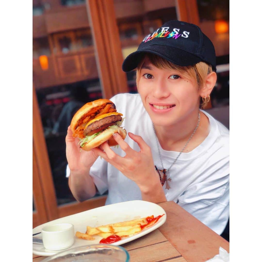 岡田鷹斗のインスタグラム：「Hamburger〜🍔🍽😋 デカすぎて最後はナイフとフォークで いただきました🌟  #hamburger #アウトバック #少年 #🍔 #岡田鷹斗 #ボリューム #ハンバーガー」