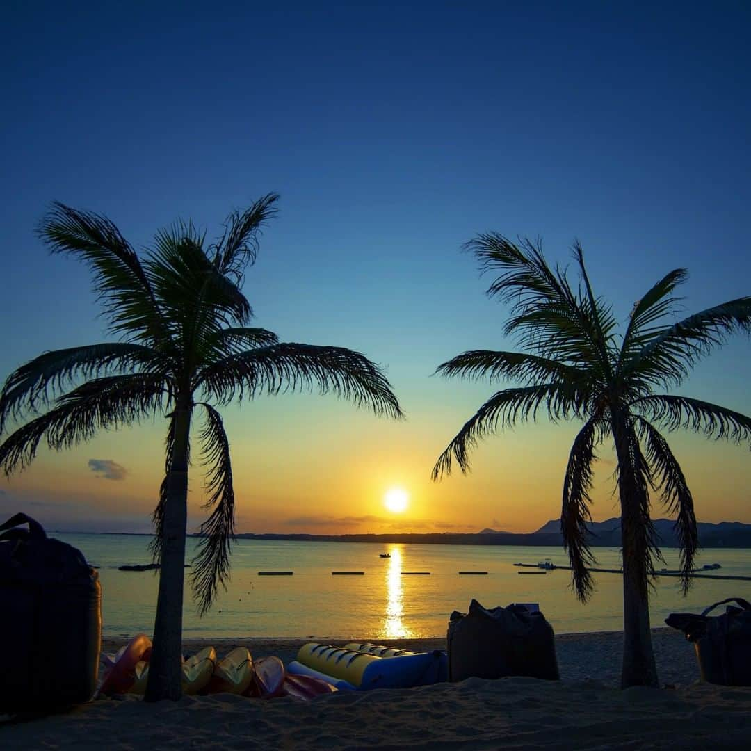 カヌチャリゾートさんのインスタグラム写真 - (カヌチャリゾートInstagram)「カヌチャビーチに落ちる夕陽🌴 ⠀ ⠀ 3連休最終日… 「明日から仕事だぁ...」と切ない気分な今日は、癒される写真をお届けします( ´-`).｡oO♡⠀ ⠀ 今日も1日、お疲れ様でした！( ´-`).｡oO♡⠀ ⠀ #カヌチャリゾート #カヌチャ #リゾート #沖縄 #おきなわ #名護 #沖縄旅行 #沖縄観光 #沖縄好きな人と繋がりたい #南国 #南国リゾート #リゾートホテル #海 #海のある生活 #ビーチ #オーシャンビュー #サンセット #夕陽 #ヤシの木⠀ #kanucharesort #kanucha #resort #okinawa #okinawajapan #okinawatrip #resortlife #beach #oceanviews #sunset #palmtree」7月15日 19時00分 - kanucha_resort