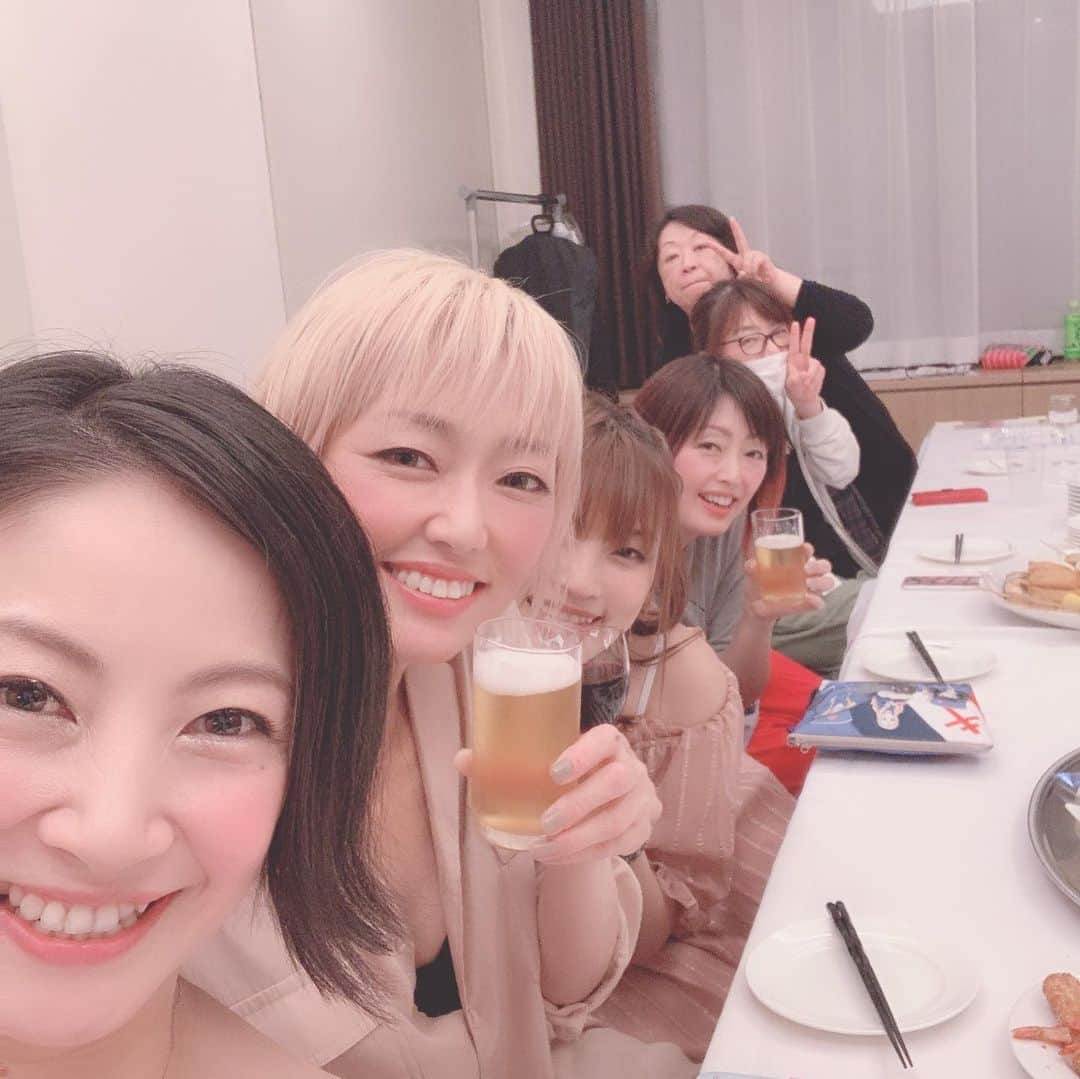 美郷あきさんのインスタグラム写真 - (美郷あきInstagram)「昨晩は、 お部屋訪問でみんなとワイワイしたあと…  こんな感じでした🍻 ありがたいですね🎉  お部屋訪問の前にすでにようこさんと私は缶ビールをいただいていましたが😊 その間から 焼き鳥ほおばるさやかちゃん🍡  スタッフさんのお誕生日お祝いもできてよかった🎂㊗️ #ソリボ卒業旅行」7月15日 19時01分 - misatoaki