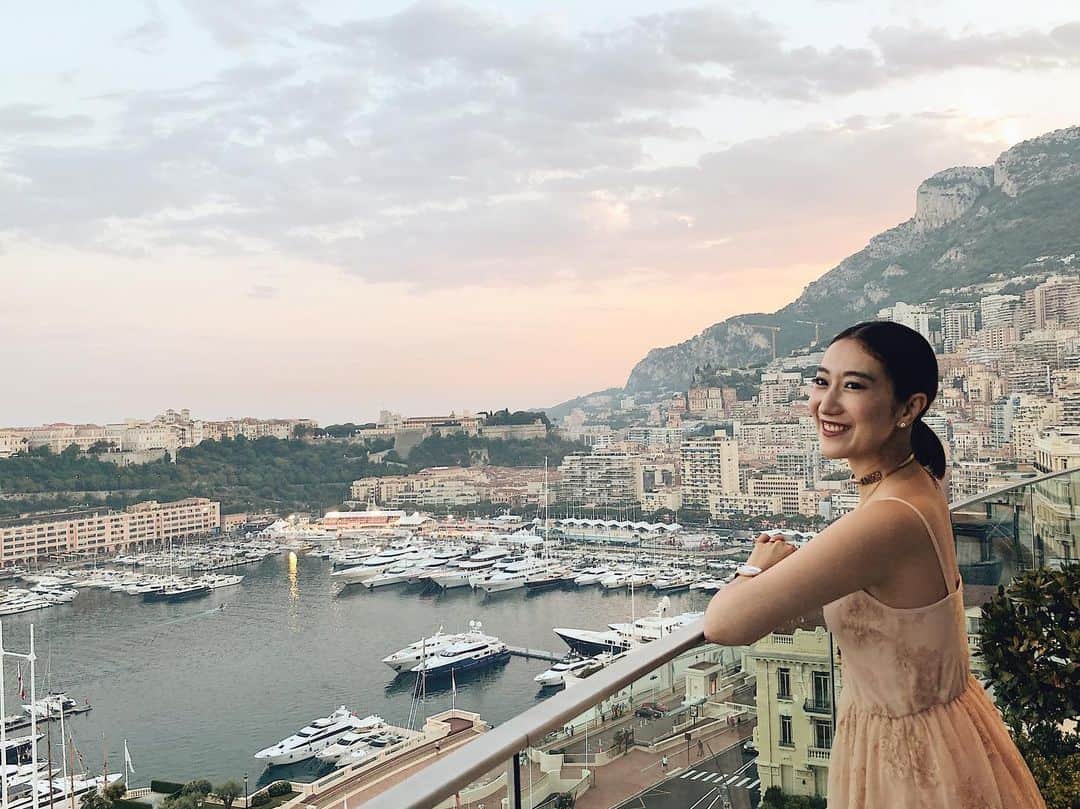 花井瑠美のインスタグラム：「＊ 女性が仕事をして働く という事は'自立"のシンボル だと思う。 ・ 20世紀前半の時代は、女性は生活力のある男性に頼る事が当たり前で、現代のように女性が仕事を持ち自立する事は稀でした。 そうゆう時代に、女性を自由に解放させるファッションアイテムを生み出してたのがココ・シャネル。 ・ 自立して生きる事は、 自分を自由にし愛すること。 そこから自分の好きな恋愛や理想のスタイルにも繋がる。 ・ それによって自分を知り、更に学んで、社会に貢献する事により、他者に与える事になる。 それが自然に収入に繋がる。 ・ まずは自分を愛することから💞 それがおのずと幸せの連鎖に繋がる。 ＊ #womanwayoflife #monaco🇮🇩 #hoteldeparis #cocochanel」