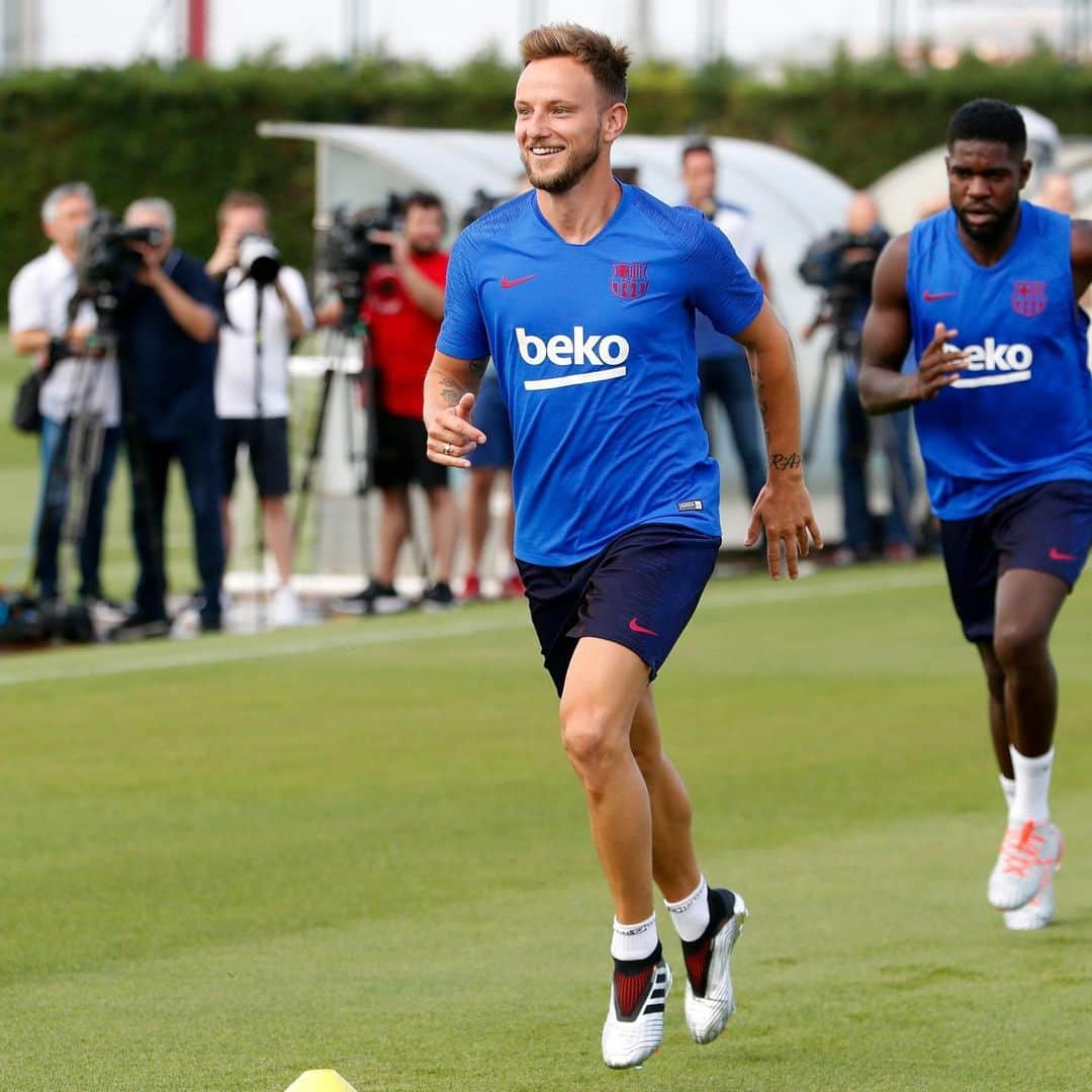 イヴァン・ラキティッチさんのインスタグラム写真 - (イヴァン・ラキティッチInstagram)「Day 1️⃣ @fcbarcelona 😁💪 Bienvenidos @frenkiedejong @netoomurara #forcabarca」7月15日 19時10分 - ivanrakitic