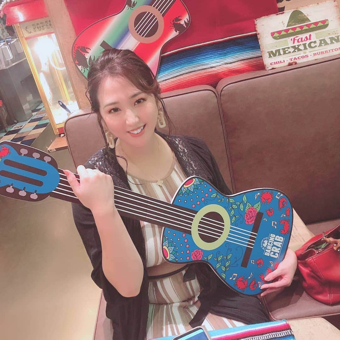のインスタグラム：「． ． 昨日は初ダンシングクラブにいってきた～🦀 サラダも手掴みでわらけたわ😂🍴 途中真っ黒の貝が現れて、皆イカスミといって食べ始める。ひとりはペンネにまでつけて食べてた。 けどまさかの砂。(笑)令和一笑ったかも(笑) ． ． ONE PIECE👗 @lagunamoon_com コーディガン @moussyofficial ． ． ． #ootd  #code #うさまりあ #ぽっちゃりモデル  #大きいサイズ #ぽっちゃりコーデ  #ぽっちゃり女子 #プラスサイズ」