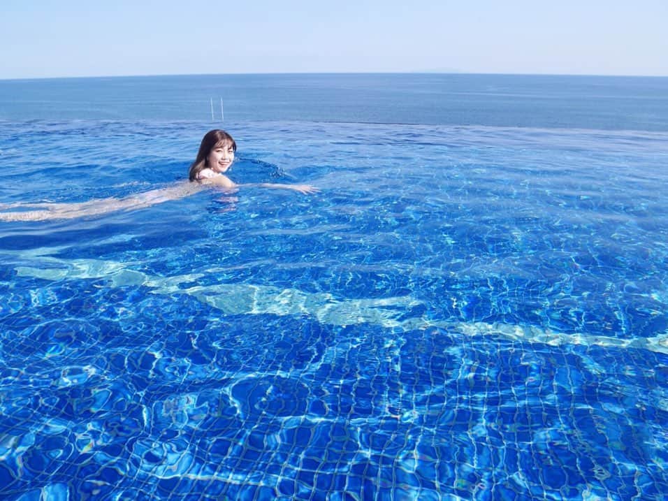 菜々香のインスタグラム：「海の日。☀️🏝 だけどよく見たら 海越しのプールにいる人の写真。🤭🤭 懐かしの大磯📷👒🌈 今年の海の日はなんだか涼しめやねー！？んん 気温差で体調崩したけれど もう完治しました！ 海の日なにしたー？ 海行きたかったー！  #海の日#pool#大磯プリンスホテル#instananaka#nanaka#菜々香」