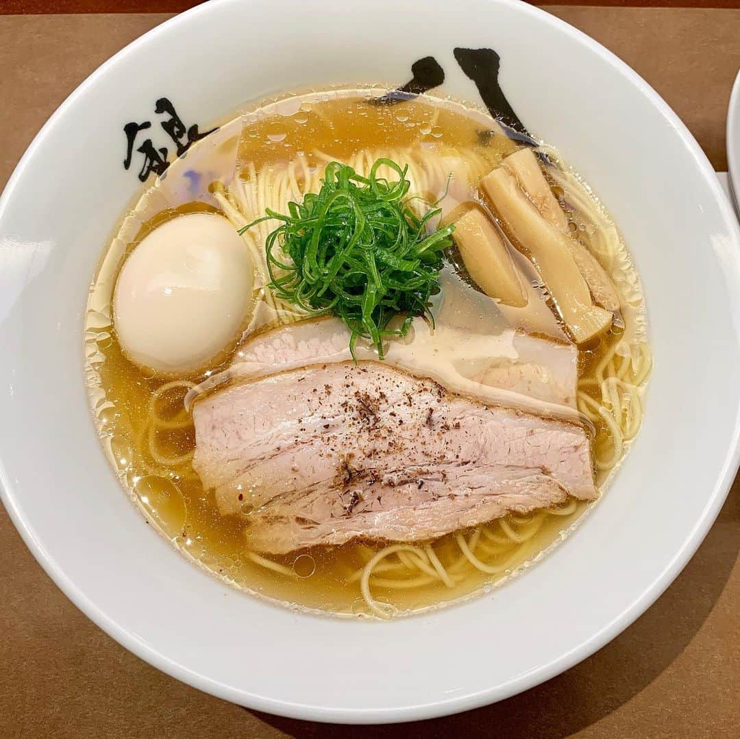 本谷亜紀さんのインスタグラム写真 - (本谷亜紀Instagram)「雨でも並ぶけど、、並んでも食べたい一杯😊接客も店内の雰囲気も満点💪 ㅤㅤㅤㅤㅤㅤㅤㅤㅤㅤㅤㅤㅤ ラーメンは「スープ」と「タレ」で構成されるけど、そのタレが不使用。日本には数えるほどしかない、タレ不使用ラーメン。でも本当に美味しくてびっくり。ほとんどの人がスープ完飲してた🎉🎉 #八五 #銀座ランチ #ラーメン #らーめん #拉麺 #라면#ramen#noodle  #つけ麺 #まぜそば #汁なし #麺 #麺活 #ラーメン巡り #ラーメンインスタグラマー #麺スタグラム #rameninstagramer  #travel #foodie」7月15日 19時04分 - akichi0518_ramen