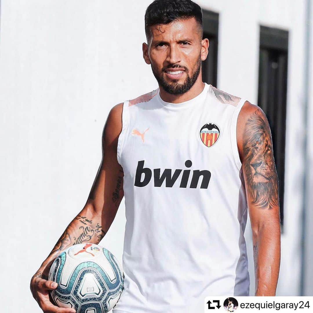 LFPさんのインスタグラム写真 - (LFPInstagram)「@ezequielgaray24 🔥💪🏻🇦🇷 🧡 @valenciacf 🧡 • #Garay #Valencia #LaLigaSantander #LaLiga」7月15日 19時08分 - laliga