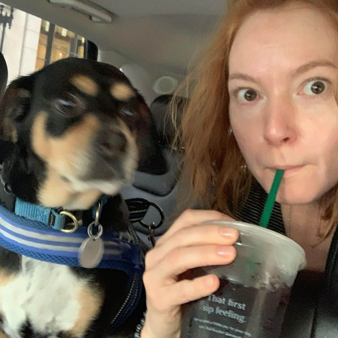 アリシア・ウィットさんのインスタグラム写真 - (アリシア・ウィットInstagram)「that first sip feeling, indeed! heading to day one of a new job 🌞#earlymorning #setlife #coldbrew @theimportanceofbeingernesth」7月15日 19時19分 - aliciawitty