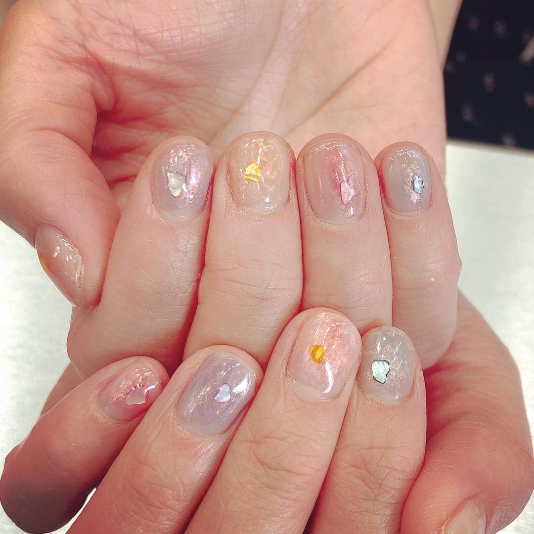 杜このみのインスタグラム：「近くで見るとわかる、  ナチュラルなネイル…♡ とっても繊細なデザインで お気に入りです…♡ 名古屋に来たら絶対にお願いしたかった、森さんのネイル♡ お人柄もとても優しくて素敵な方でした♡」