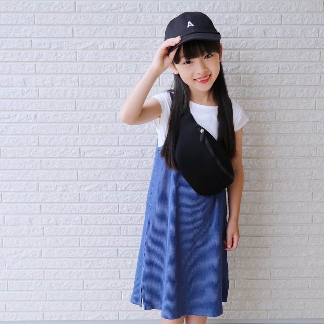 Akiさんのインスタグラム写真 - (AkiInstagram)「7/15 ・ お気に入りのポージングは 帽子を触ること👧🏻🧢← ・ ・ うちの子ちょっと汗っかきで 小学校から帰宅すると 前髪とかビッショリなんだけど ・ 服もピタッとしたやつだと すぐ不快感あらわにしてくるわけで🤷‍♀️ ・ ・ てことで 通学服はもっぱら ゆるっ！サラッ！爽快感！ が重要な娘に GUのレイヤードリブキャミワンピース👗 ・ 横のスリットのおかげで動きやすさ抜群だし 白Tとセット商品で母ちゃん歓喜だし オシャレに敏感なJSも納得の通学服☺️👌 ・ ・ この服には絶対 給食のミートソースとかつけないでほしいなぁ😌 ・ #いまだに食事中はエプロンをつけさせたい人と繋がりたい ・ ・ ・ ・ #gu_for_all#GUstyle#gupr#gukids#バケーションワンピ#レイヤードリブキャミワンピース  #7歳#インスタキッズ#ニナーズ#キッズコーデ#キッズファッション#仙台ママ#通学服#小学生コーデ#JS1#smarby#ig_kids#ig_kidsphoto#kids_japan#kidsfashion#mamapo_official#kjp_ootd#mamagirl#comona#ig_kidsfashion#instagram_kids」7月15日 19時13分 - mas_0504