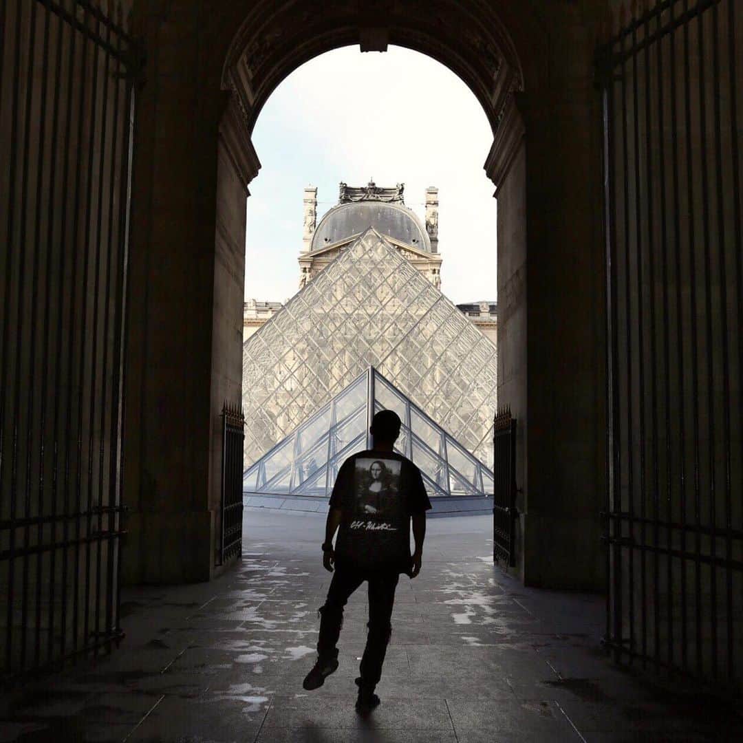 KENTOのインスタグラム：「𝐓𝐎𝐖𝐀𝐑𝐃 𝐓𝐇𝐄 𝐋𝐈𝐆𝐇𝐓 𝐒𝐇𝐈𝐍𝐄 #paris #offwhite #mussedulouvre #monalisa #virgilabloh #ootd #outfit #outfitoftheday #france #instafashion #streetfashion #streetstyle #streetwear ##djlife #djtour #internationaldj #djcity #djcityjapan #sgdntwk #genrebndr #beepmmgmt #pioneerdj #sgartistsmanagement #axcell #weareaxcell thx @seebstyle」