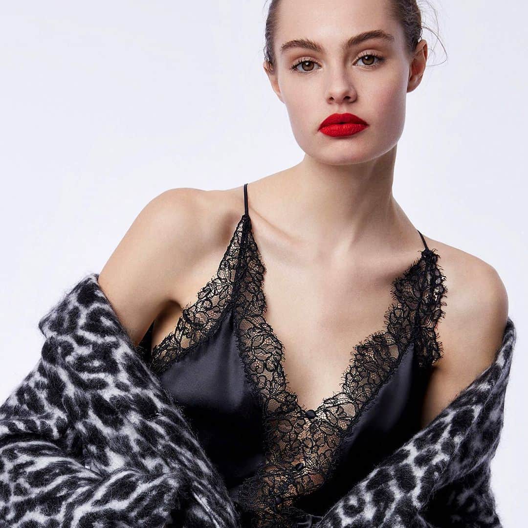 のインスタグラム：「Dare to stun! #ScervinoPreFall19 . . #ErmannoScervino #precollection #prefall #prefall19 #couture #handmade #madeinitaly  #lookbook #totalblack #madeinflorence #womenswear #lace」